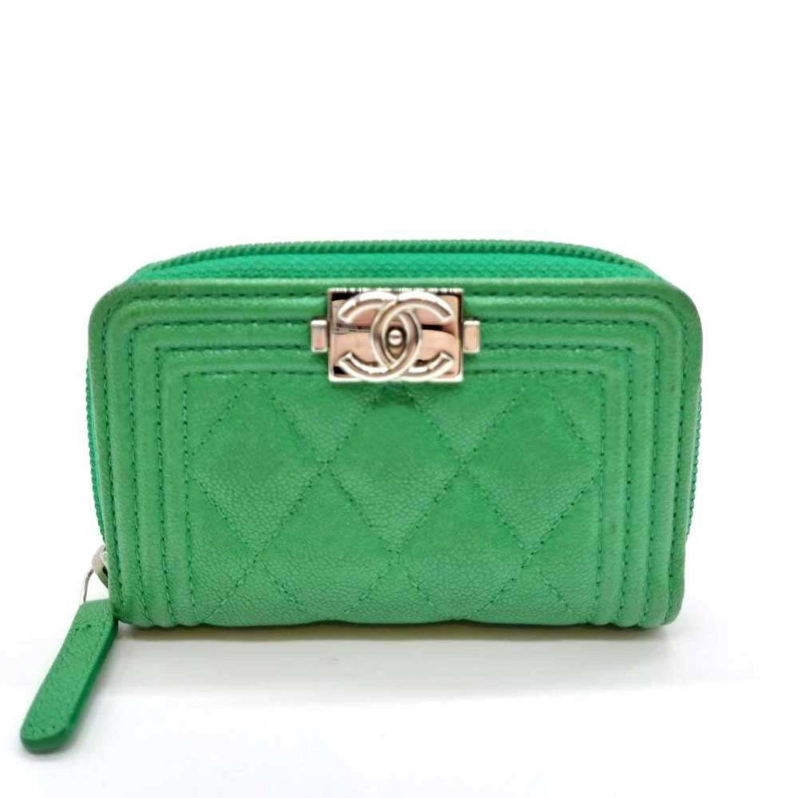 Chanel Coin Purse/ Coin Case Grained Calfskin: Chanel Coin Purse/ Coin Case Grained Calfskin Grained Calfskin Coin Purse from Chanel, crafted in France. This elegant coin case features green grained calfskin and comes with a luxurious box and dust