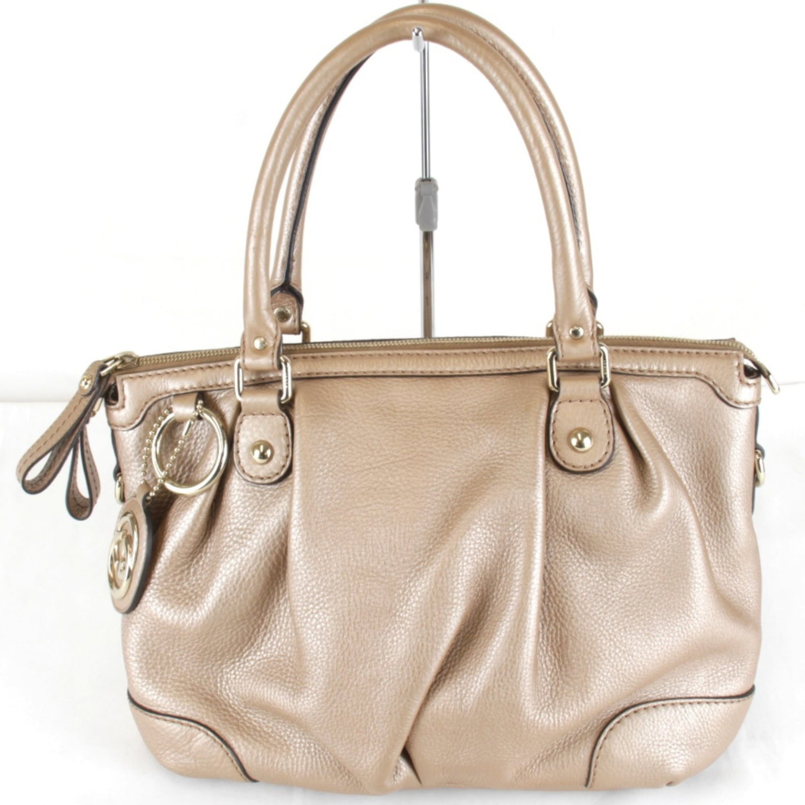 Handbag Leather Gucci: Handbag Leather Gucci Pink leather Gucci handbag with zipper closure and two pockets, measuring 23cm x 37cm x 12cm. Features a sturdy handle length of 44cm, weighing 830g. The bag's sleek design makes
