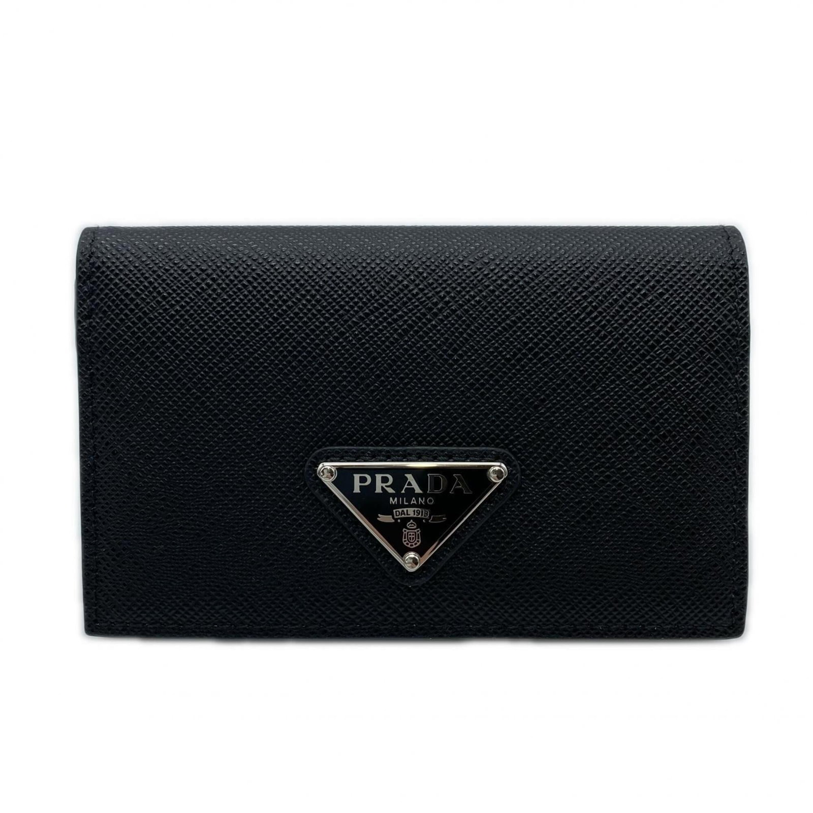 Saffiano Business Card Case Prada: Saffiano Business Card Case Prada Saffiano Business Card Case by Prada, crafted from high-quality Saffiano leather with a sleek black finish. This compact case measures 6.5cm x 11cm x 1.5cm and featur