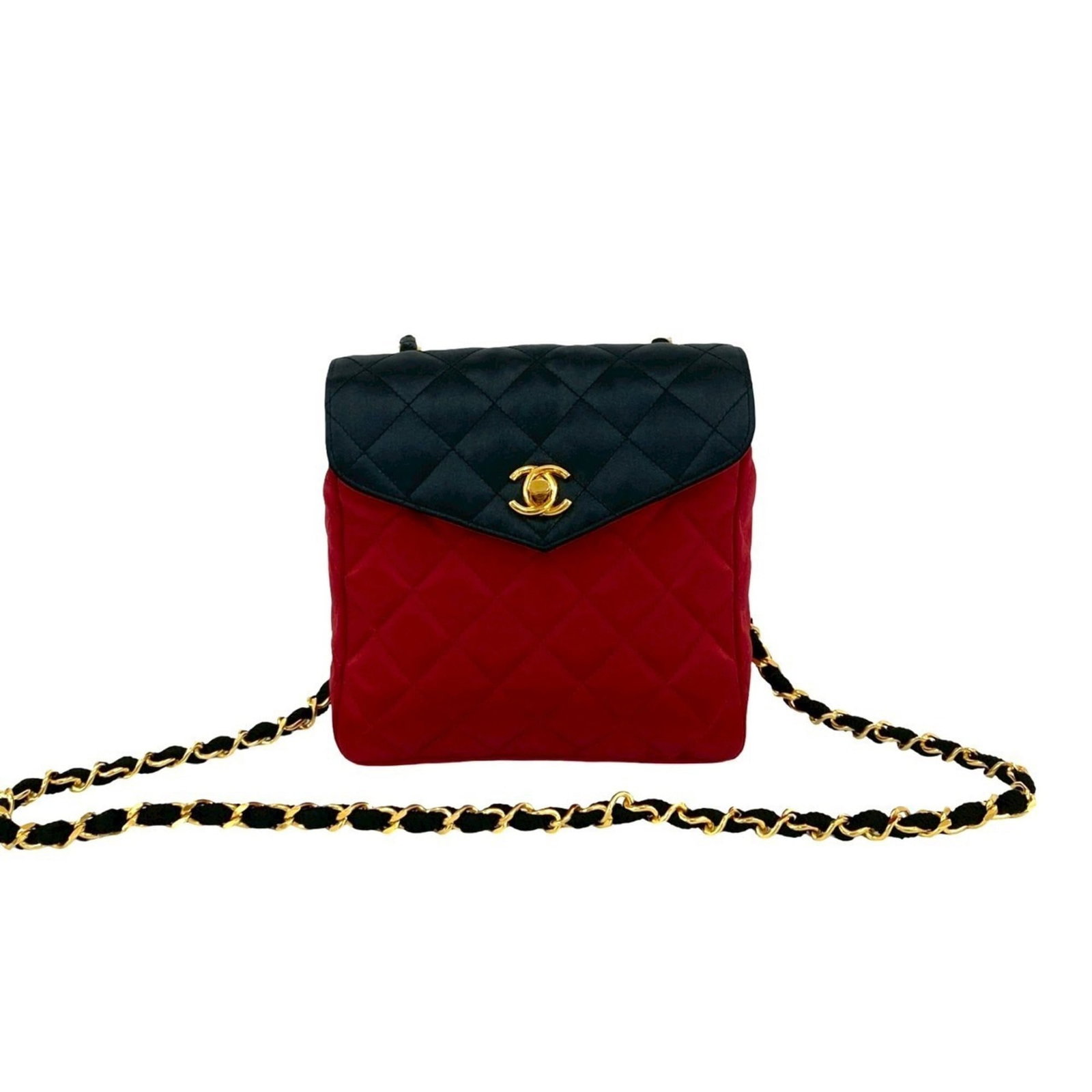 Shoulder bag in satin.: Shoulder bag in satin. Satin shoulder bag in black and red, measuring 17.5cm x 16cm x 6cm. This Chanel-style bag features a sleek satin material and a compact size perfect for everyday carry. Its clas