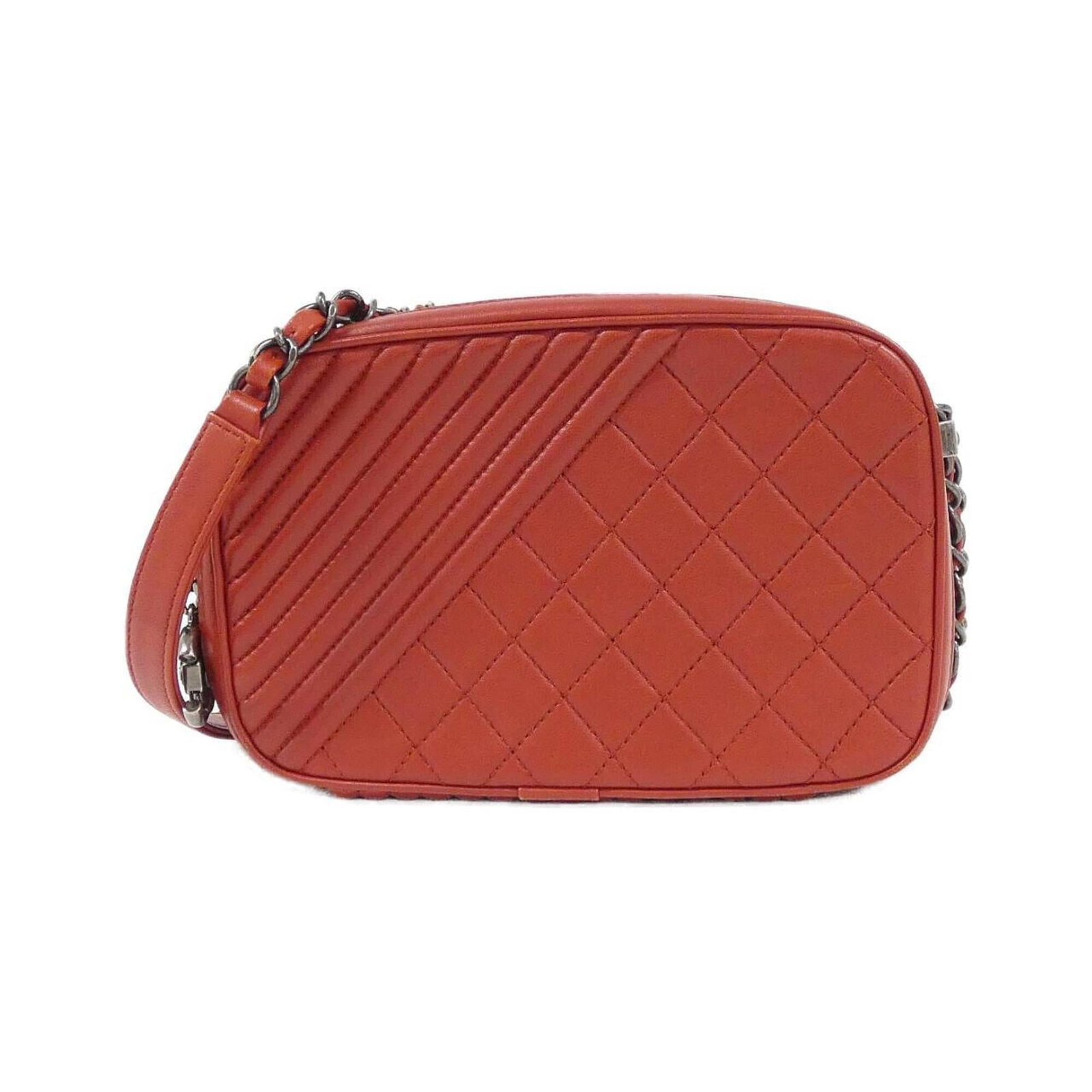Shoulder Bag Leather Chanel: Shoulder Bag Leather Chanel Red leather shoulder bag from Chanel, featuring lamb leather construction. Measuring 12cm x 18.5cm x 8.5cm, it has a distinctive red color and classic design. Item Specific