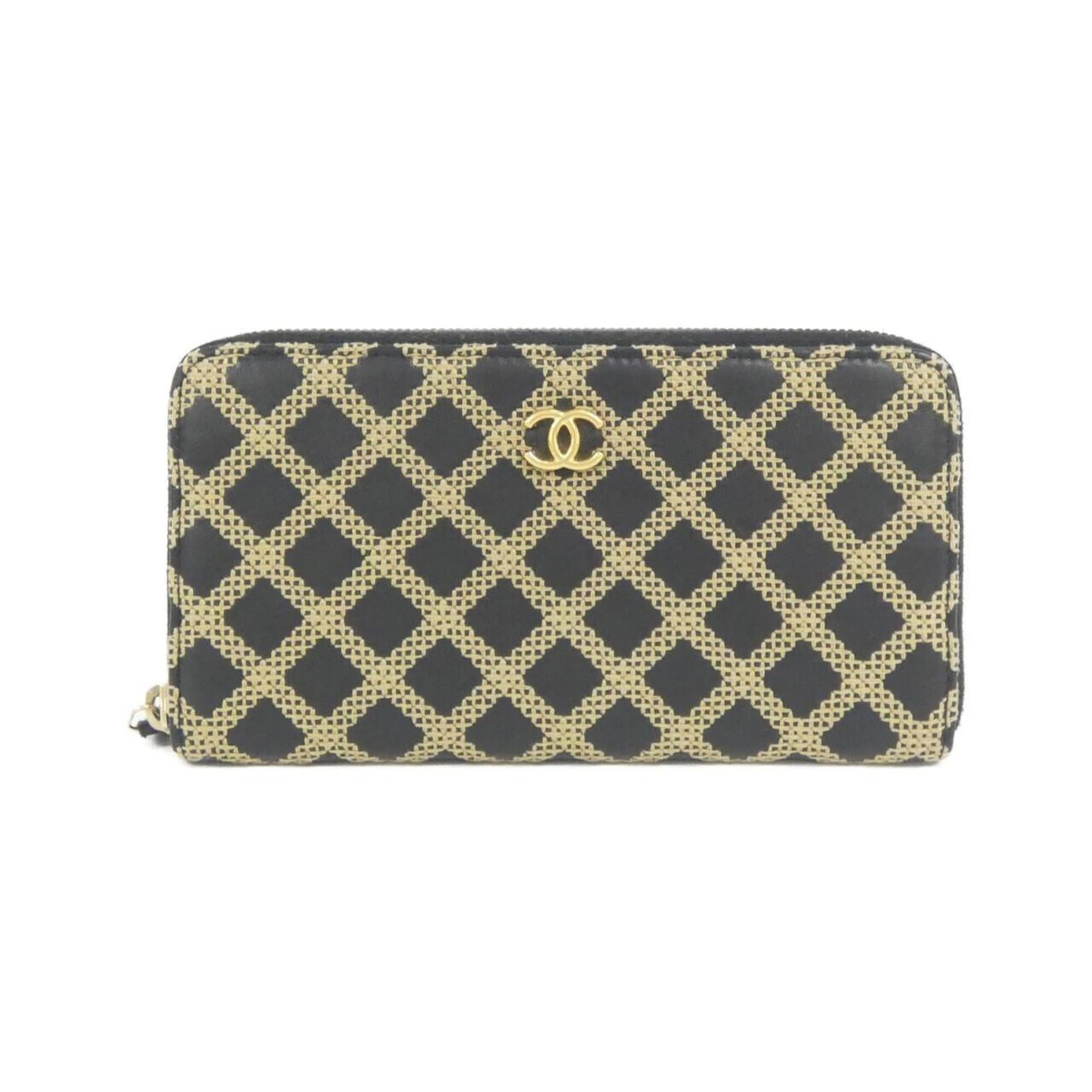 Long Wallet Leather Bi Fold Chanel: Long Wallet Leather Bi Fold Chanel Long wallet in lamb leather with a classic bi-fold design, measuring 10cm x 19cm x 2cm. The beige and black color options add versatility to this stylish accessory. 