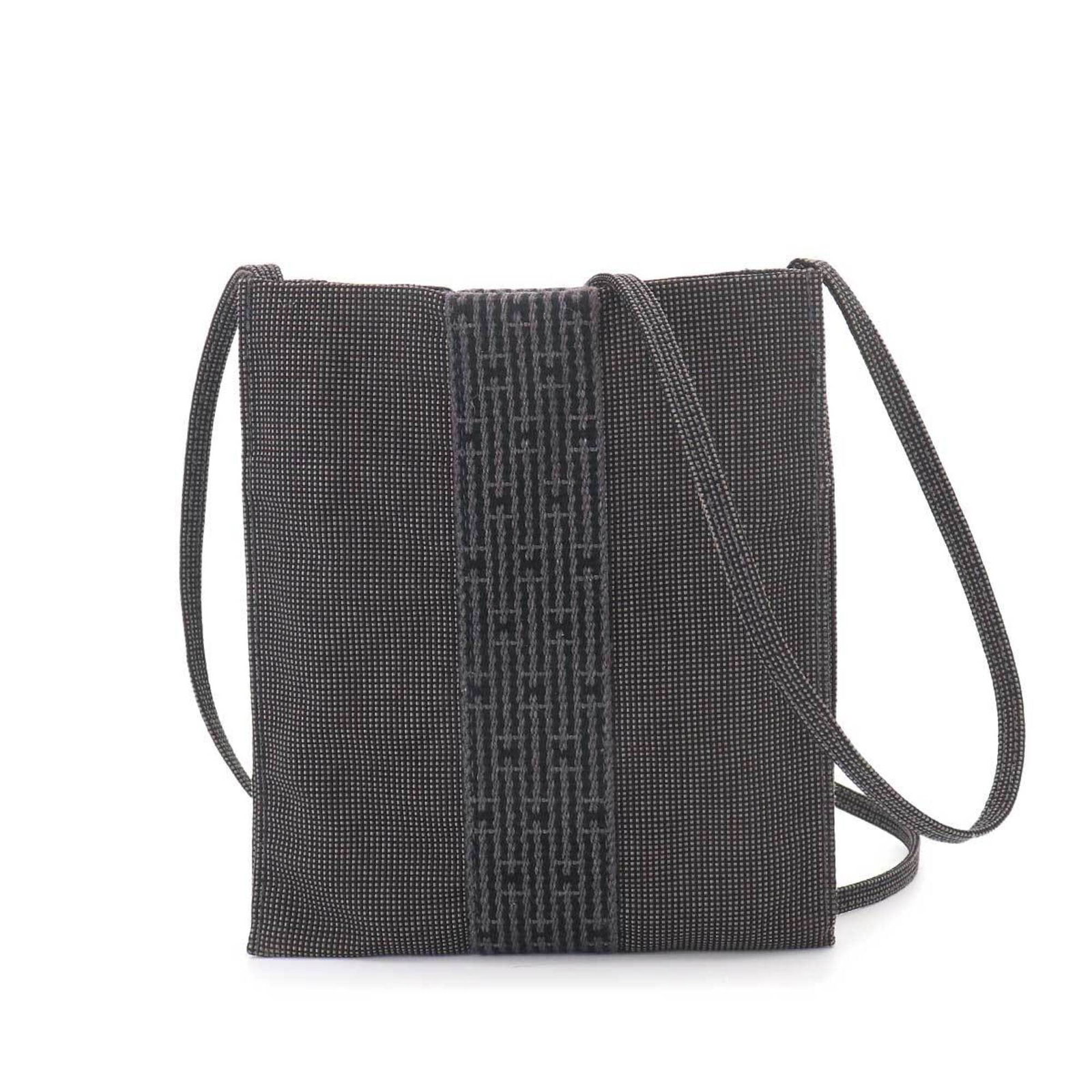Handbag Canvas Pochette Shoulder Hermes: Handbag Canvas Pochette Shoulder Hermes Canvas Pochette Shoulder Bag from Hermes, crafted in France with a timeless gray canvas design. Measuring 19.5cm x 17cm x 1cm, this shoulder bag features a