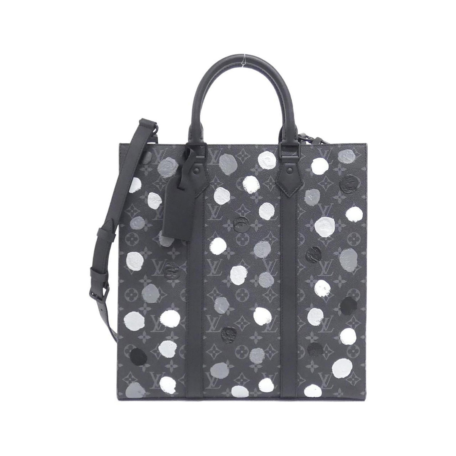Coated canvas handbag louis vuitton: Coated canvas handbag louis vuitton Coated canvas handbag with sleek black design, featuring the iconic Monogram Eclipse pattern. This stylish and durable bag measures 37cm x 36cm x 9cm and weighs 1.1