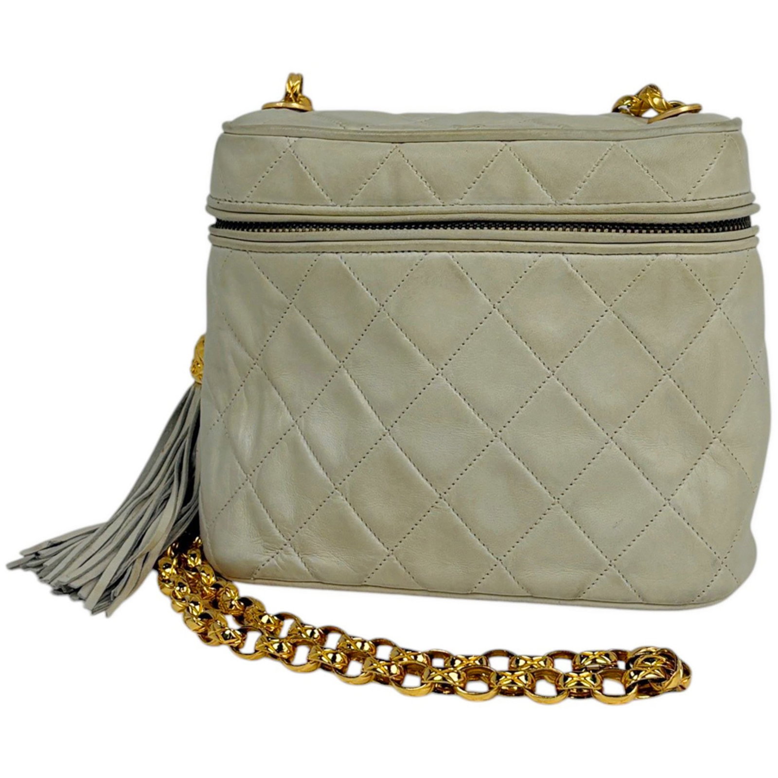 Shoulder Bag Leather Chanel: Shoulder Bag Leather Chanel White leather shoulder bag with Matelasse design, measuring 15cm x 18cm x 7cm. This classic Chanel style features high-quality leather construction and a timeless design th