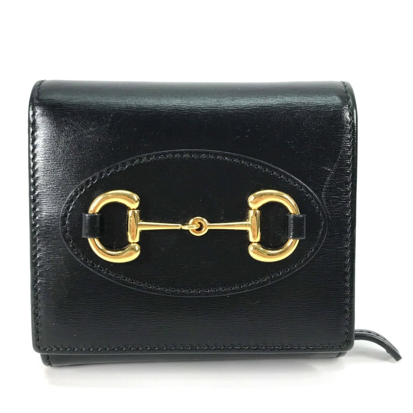 Gucci bi fold leather wallet: Gucci bi fold leather wallet The Gucci bi-fold leather wallet features sleek black leather and precise craftsmanship, making it a stylish accessory for everyday use. With its compact size and durable 