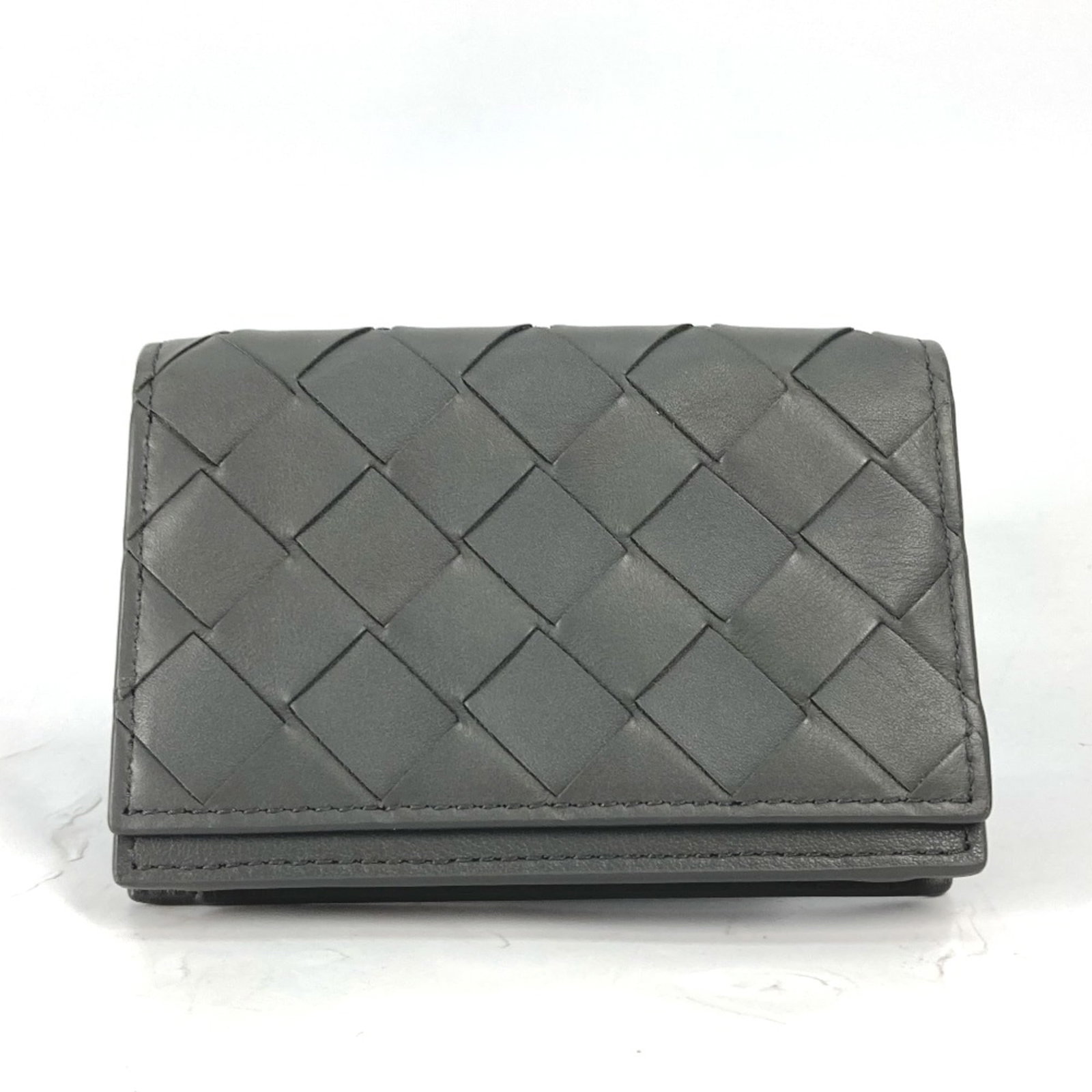 Veneta Leather Card Case: Veneta Leather Card Case The Bottega Veneta Veneta Leather Card Case boasts sleek, gray leather dimensions of W11cmxH7.5cm/W4.3xH3.0inch, making it a compact and stylish accessory for everyday use. Th