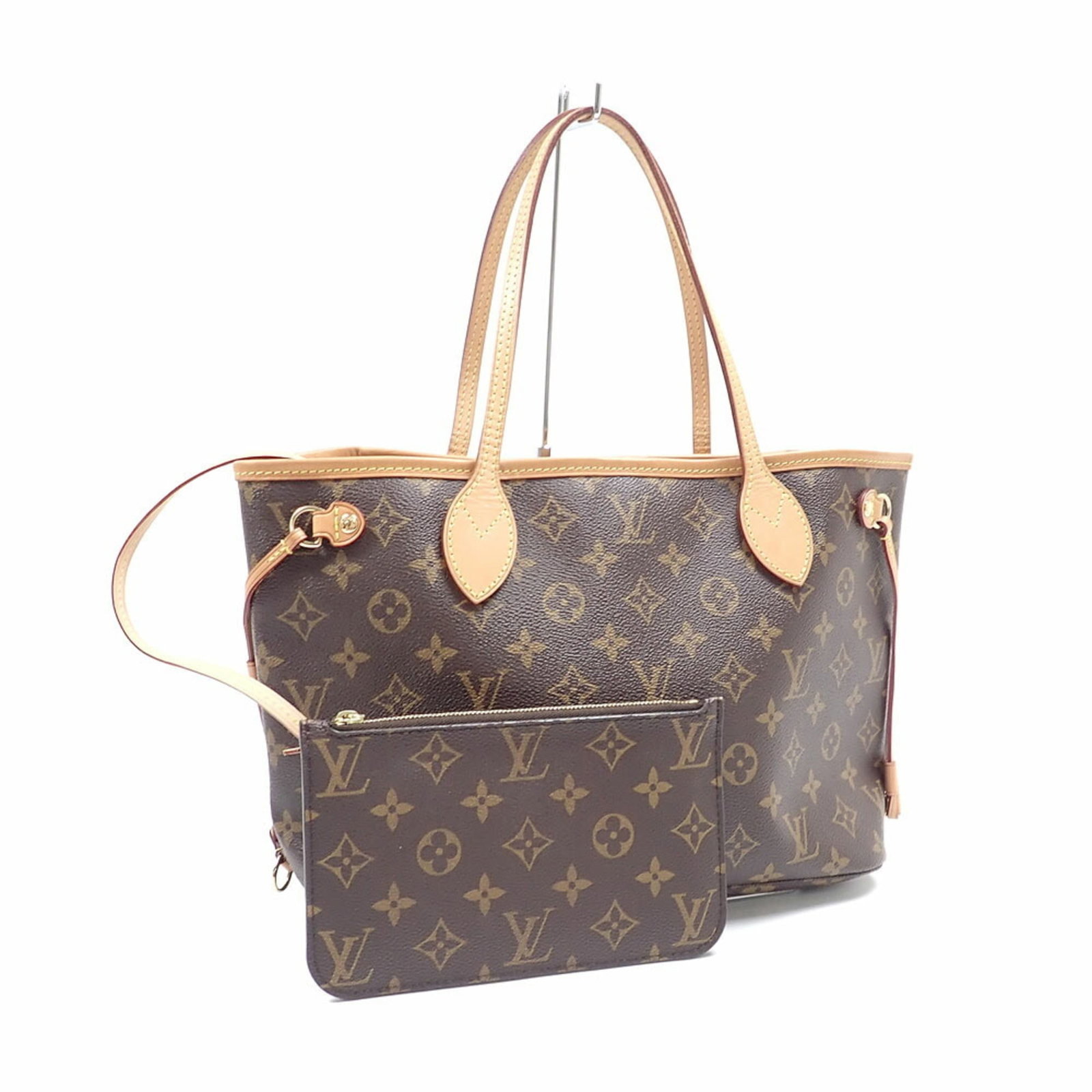 Tote Bag Pouch Louis Vuitton Monogram: Tote Bag Pouch Louis Vuitton Monogram The Louis Vuitton Monogram Pouch Bag features the iconic interlocking LV monogram pattern, adding a touch of luxury to any outfit. Made from high-quality