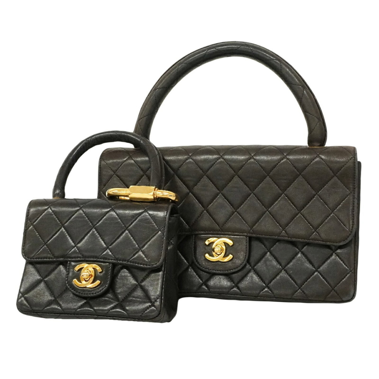 Chanel Handbag leather: Chanel Handbag leather Black lambskin Chanel handbag with gold hardware, measuring 15.5cm x 25cm x 6.5cm in size. This luxurious leather bag features a classic design and premium materials. The signat