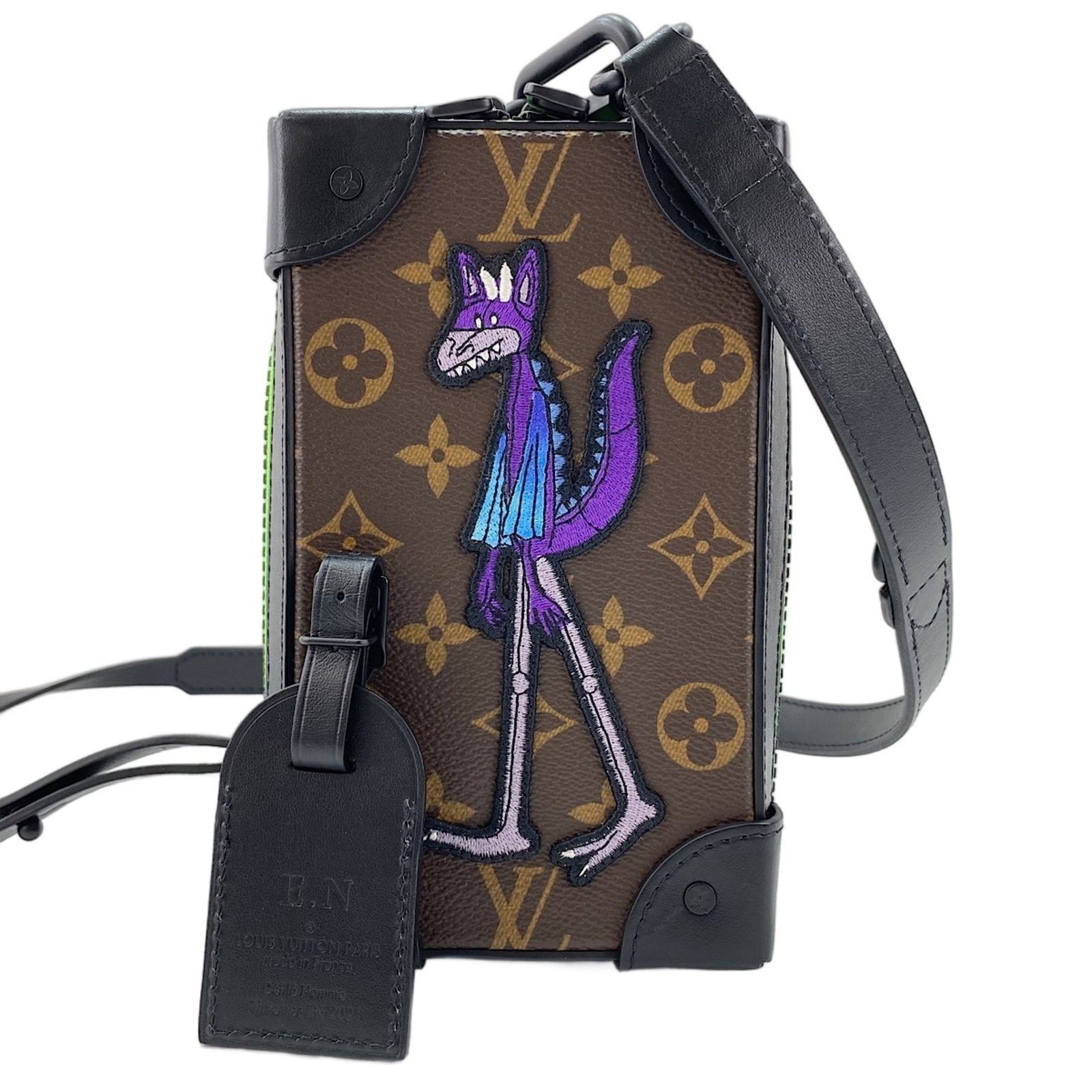 Shoulder Bag By Louis Vuitton: Shoulder Bag By Louis Vuitton The Louis Vuitton shoulder bag boasts a classic brown color and sleek design, measuring 18.5cm x 11cm x 5cm. Its compact size makes it perfect for daily use, while its ti