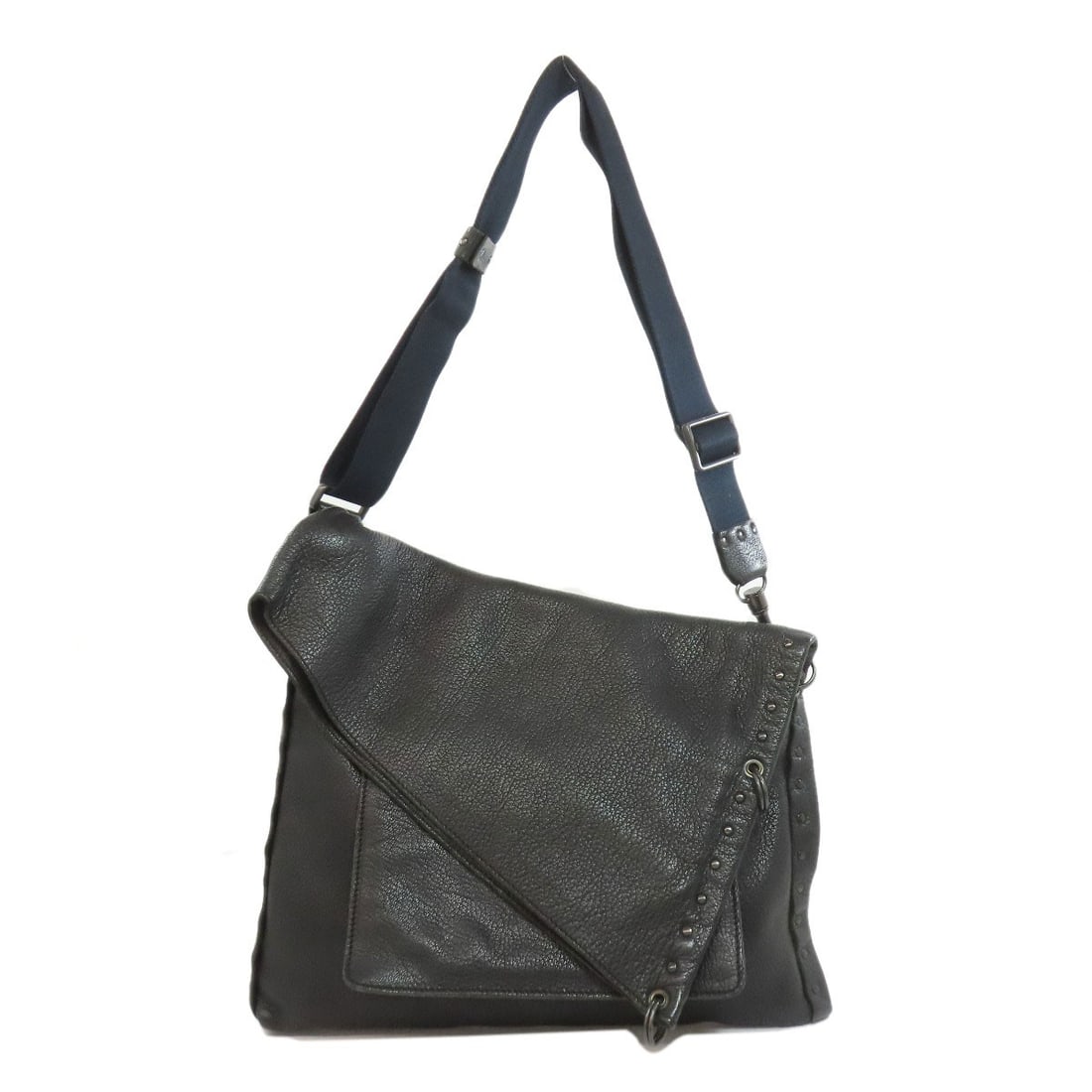 Veneta Bottega Studs Leather Bag: Veneta Bottega Studs Leather Bag Black leather shoulder bag with Bottega Veneta style, bearing signature. Made from high-quality black leather exterior, this classic shoulder bag exudes timeless elega
