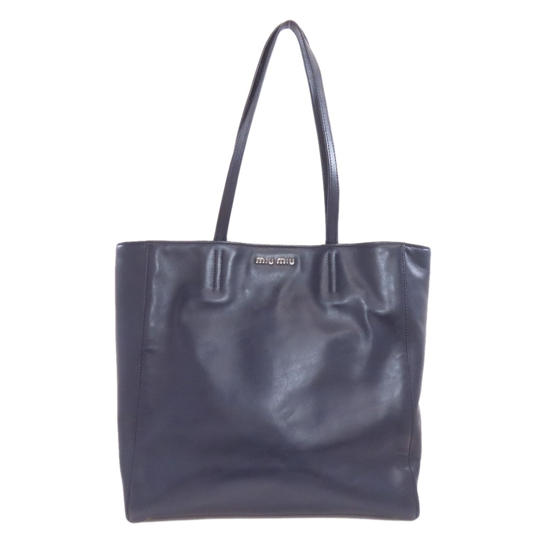 Logo tote bag leather Miumiu: Logo tote bag leather Miumiu Navy leather tote bag from MIUMIU, featuring a classic design. Made with high-quality leather, this stylish tote bag has a timeless appeal. Its navy exterior color adds a 