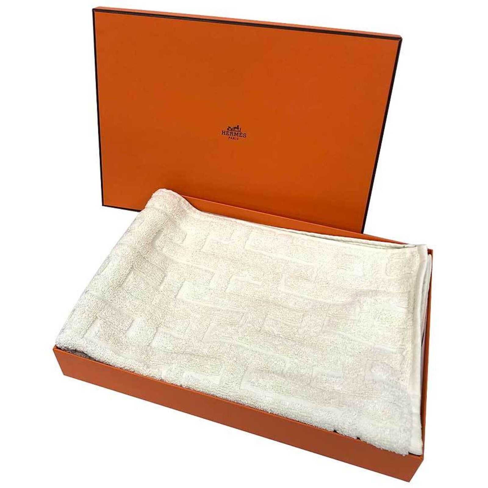 Cotton face towel Hermes: Cotton face towel Hermes Cotton face towel from Hermes, crafted in France with a classic ivory hue and elegant 39cm x 59cm dimensions. This timeless design showcases the brand's signature style and at