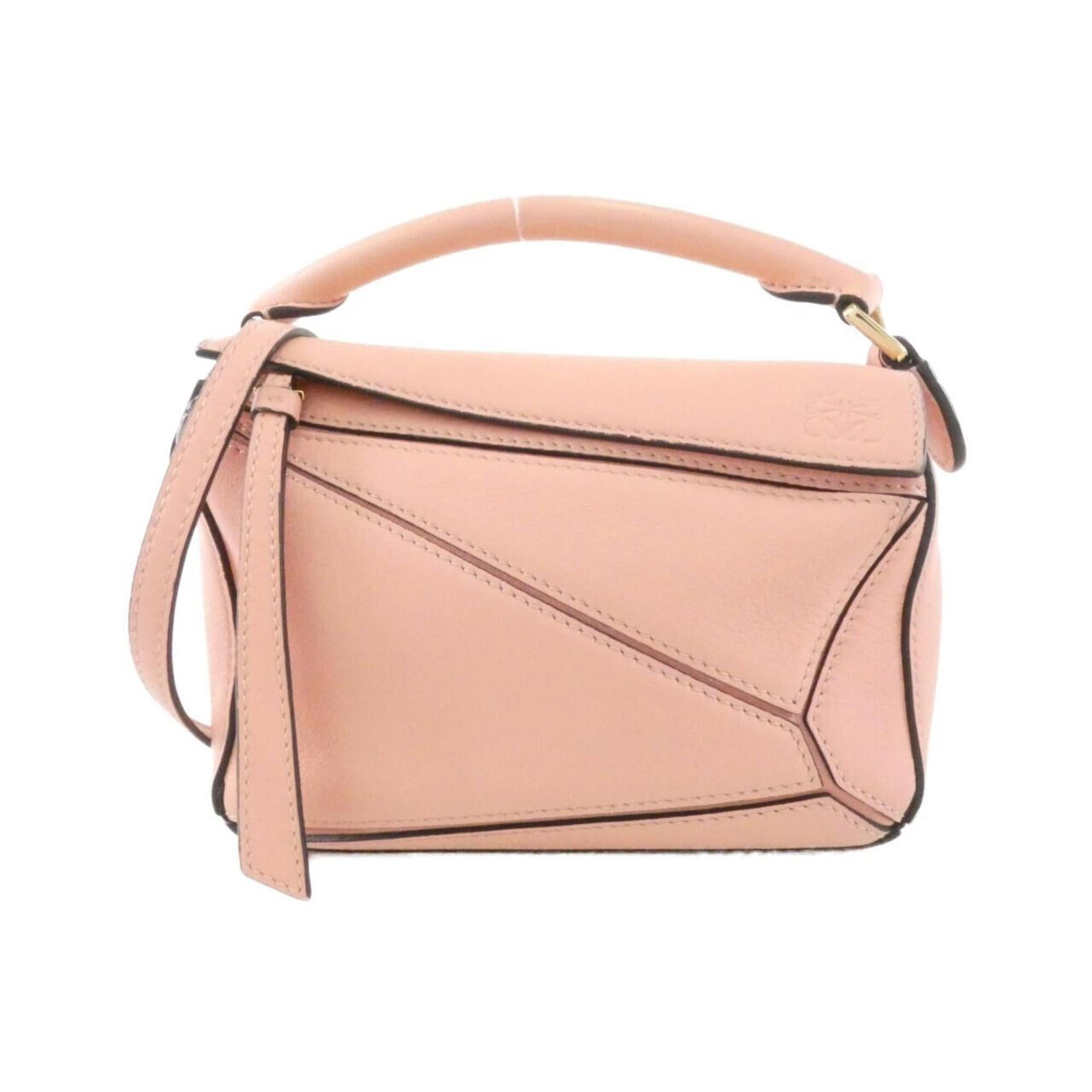 Handbag Leather from Loewe: Handbag Leather from Loewe This pink Loewe handbag features high-quality calfskin leather, crafted into a stylish and compact design. Measuring 11cm x 17cm x 7cm, it offers a sleek and modern aestheti