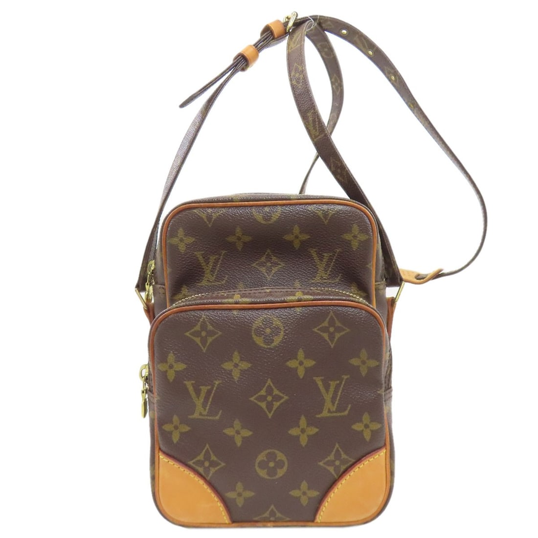 Shoulder Bag Monogram Canvas Louis Vuitton M45236: Shoulder Bag Monogram Canvas Louis Vuitton M45236 This LOUIS VUITTON shoulder bag features a classic design with a signature monogram canvas exterior in brown. The iconic M45236 style exudes timeless 