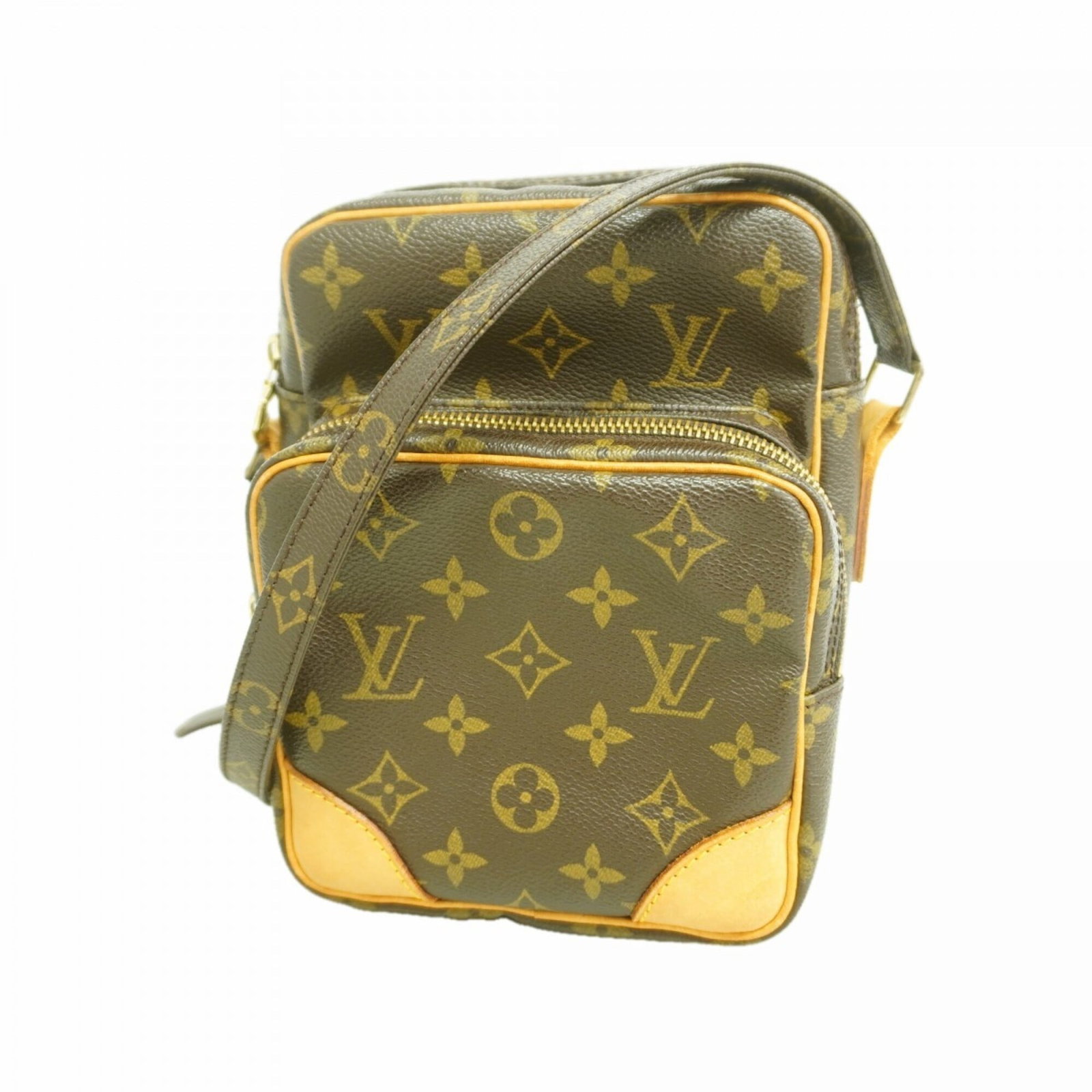 Shoulder Bag By Louis Vuitton: Shoulder Bag By Louis Vuitton The Louis Vuitton shoulder bag boasts sleek, timeless design with its 21cm x 15cm x 9cm dimensions. Crafted in rich brown leather, the M45236 model showcases classic LV m