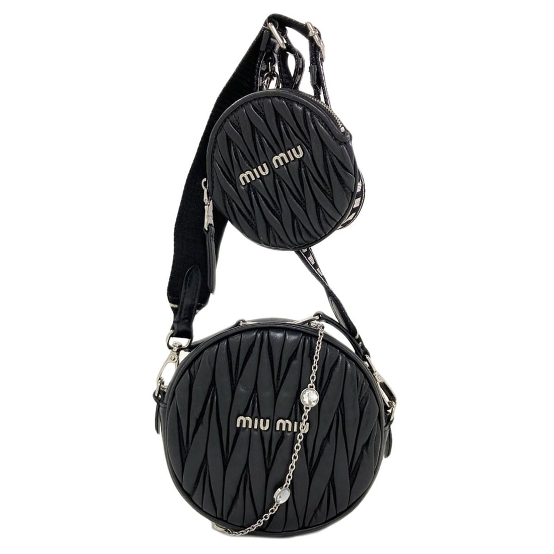 Calf materasse 2way shoulder bag miumiu: Calf materasse 2way shoulder bag miumiu Calf materasse 2way shoulder bag from MIUMIU, featuring an exterior made from high-quality calf leather. This stylish shoulder bag boasts a sleek design with a 