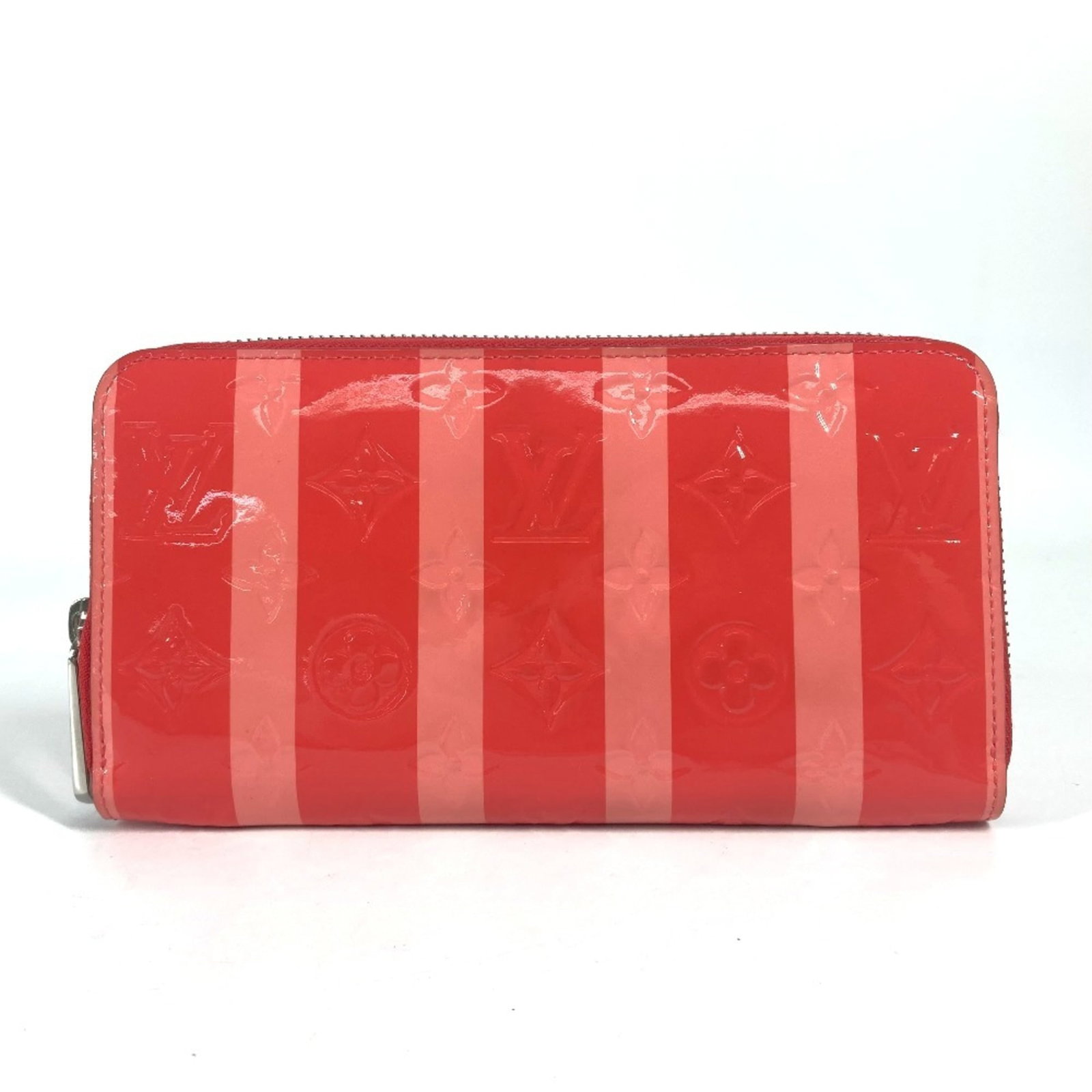 Louis Vuitton Long Wallet (Bi-Fold) Monogram Vernis Rayures: Louis Vuitton Long Wallet (Bi-Fold) Monogram Vernis Rayures Monogram Vernis Rayures in Pink adds a touch of elegance to any accessory collection. This Louis Vuitton bi-fold wallet features the iconic 