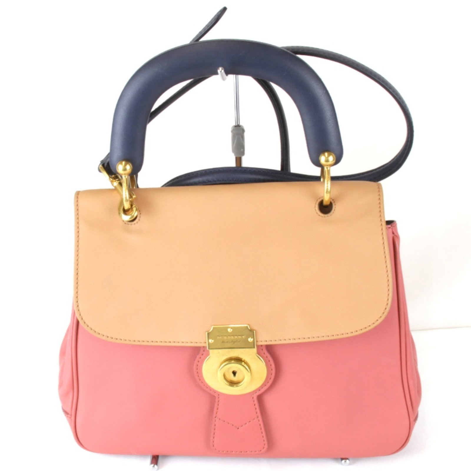 Shoulder Bag Leather Burberry: Shoulder Bag Leather Burberry Item Specifics: Brand: Burberry Country of Origin: Italy Type: Shoulder bag Material: Leather Color: Pink Gender: Women Size (HxWxD): 26cm x 31cm x 9cm / 10.23'' x 12.2''