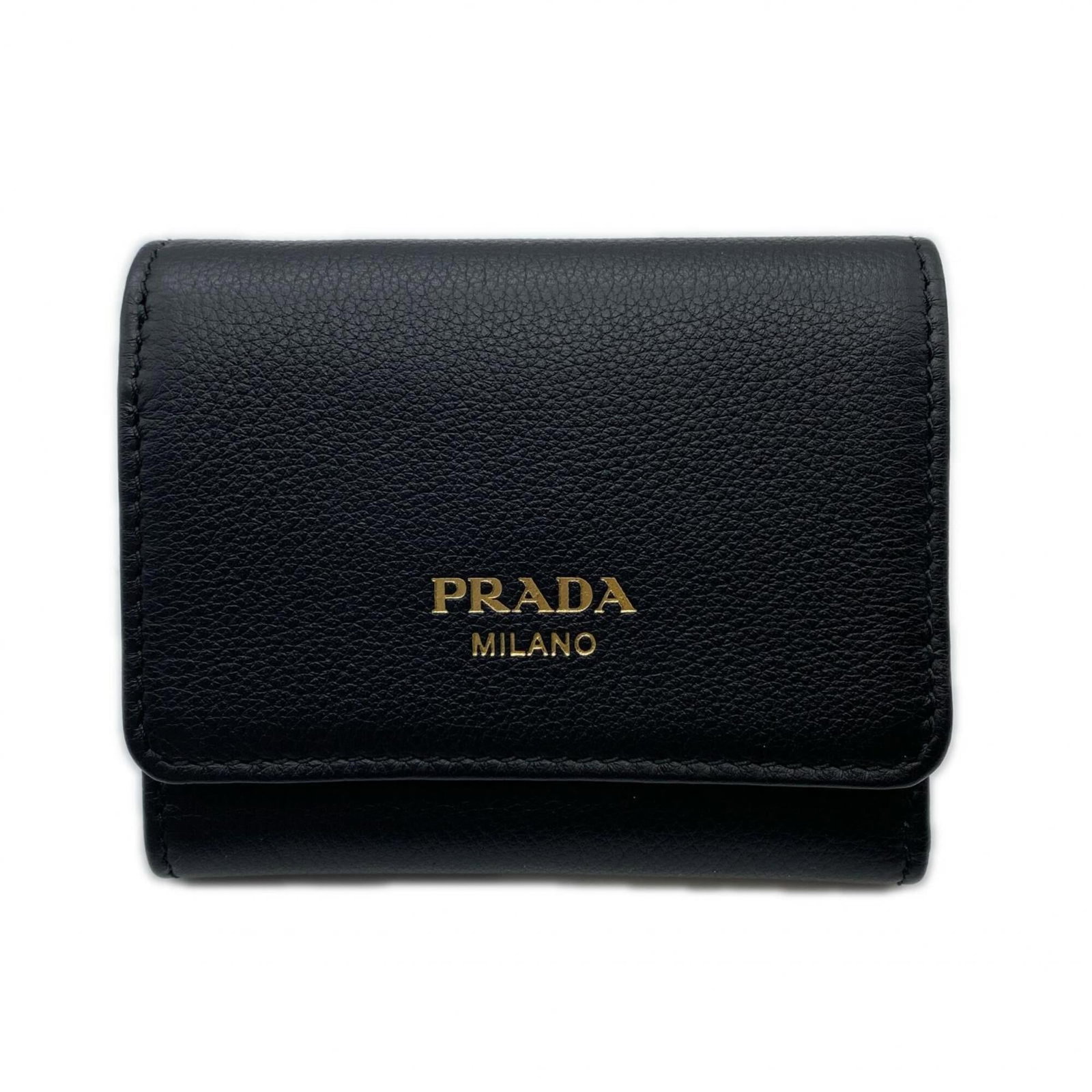 Wallet leather tri-fold Prada: Wallet leather tri-fold Prada Black leather tri-fold wallet from Prada, featuring calfskin material and a classic flap closure. Measuring 8cm x 10cm x 2.5cm, it provides a compact storage solution for