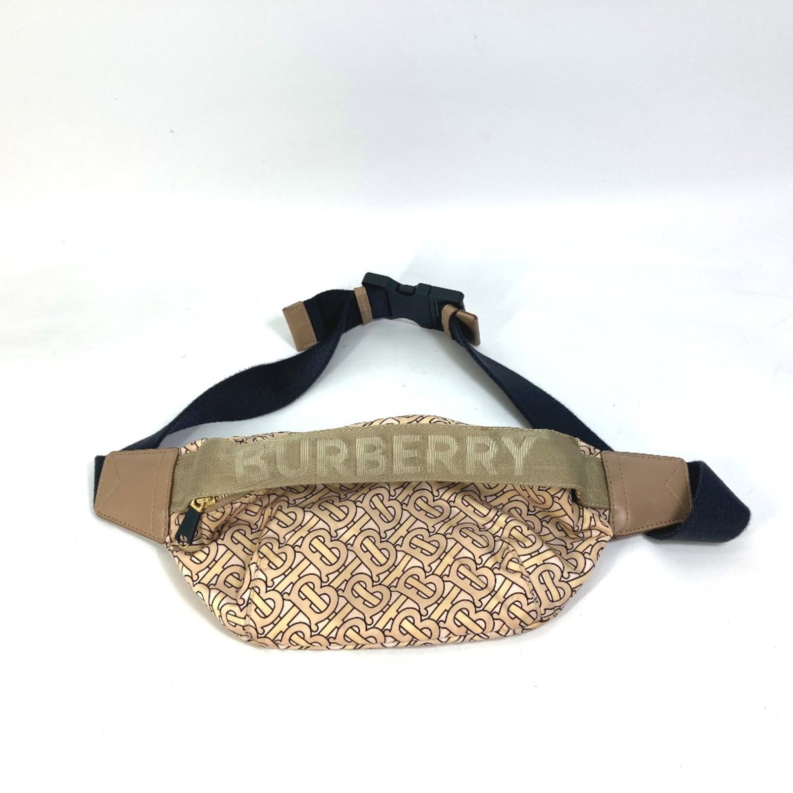 Other Cloth of Burberry: Other Cloth of Burberry Burberry cloth with classic beige color, measuring 19cm x 14cm and 7.5cm x 5.5cm. This piece features a signature, adding a touch of elegance to its timeless design. A stylish 