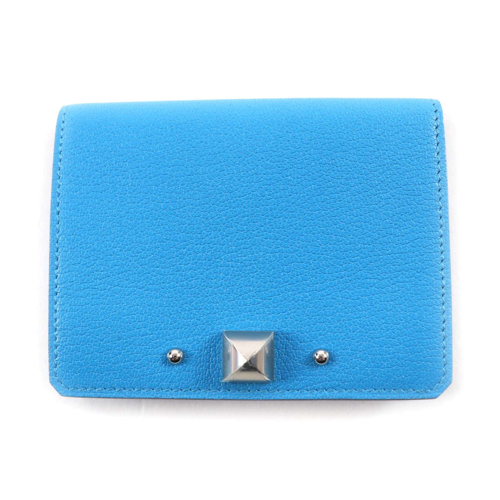 Case travel leather pass Hermes: Case travel leather pass Hermes Blue leather travel pass case from Hermes, crafted in France with a size of 8cm x 10.5cm. This stylish accessory features high-quality materials and a classic design. T