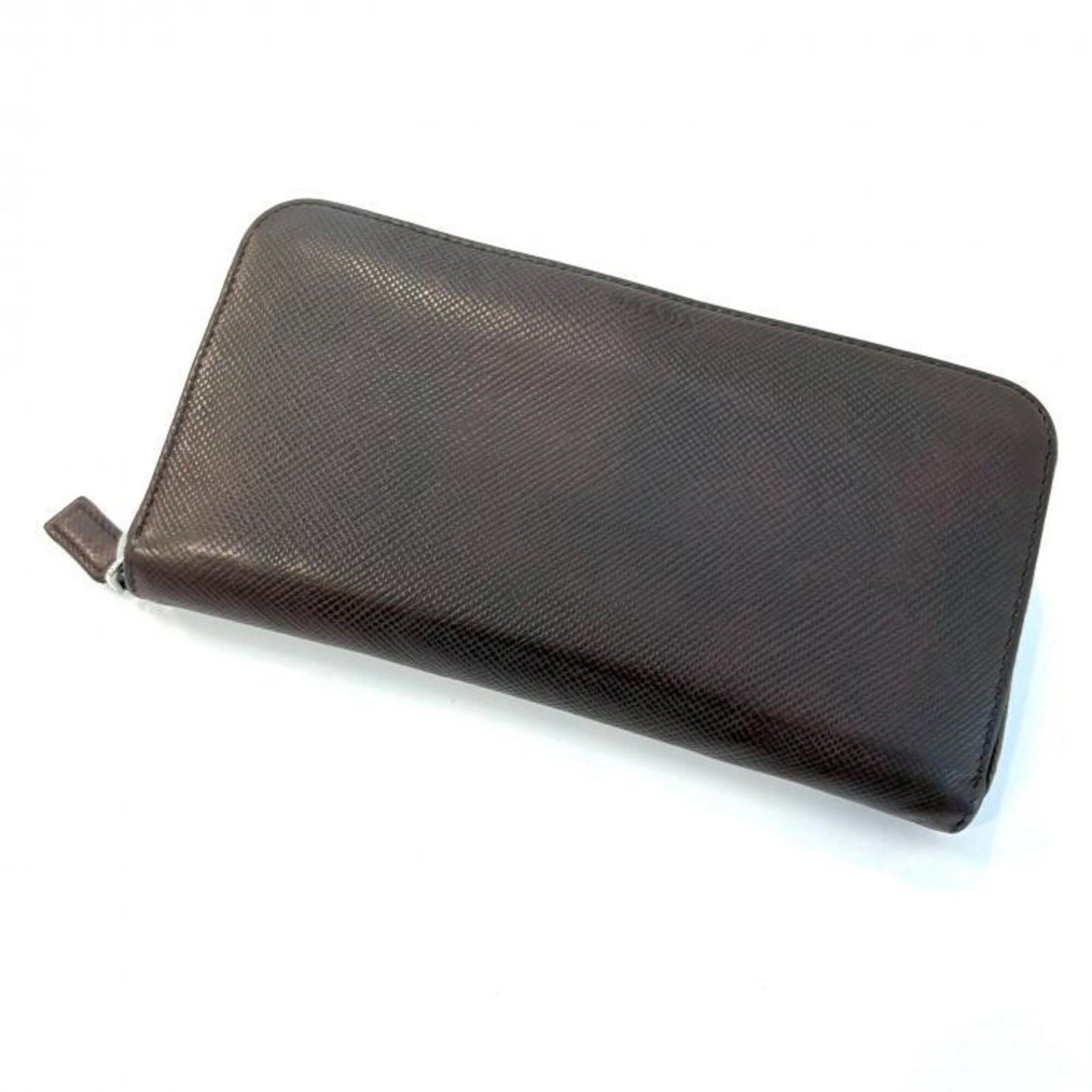 Long Wallet Saffiano Bi Fold Prada: Long Wallet Saffiano Bi Fold Prada Saffiano leather construction provides durability and sophistication, while the bi-fold design offers a classic and practical storage solution. This long wallet meas