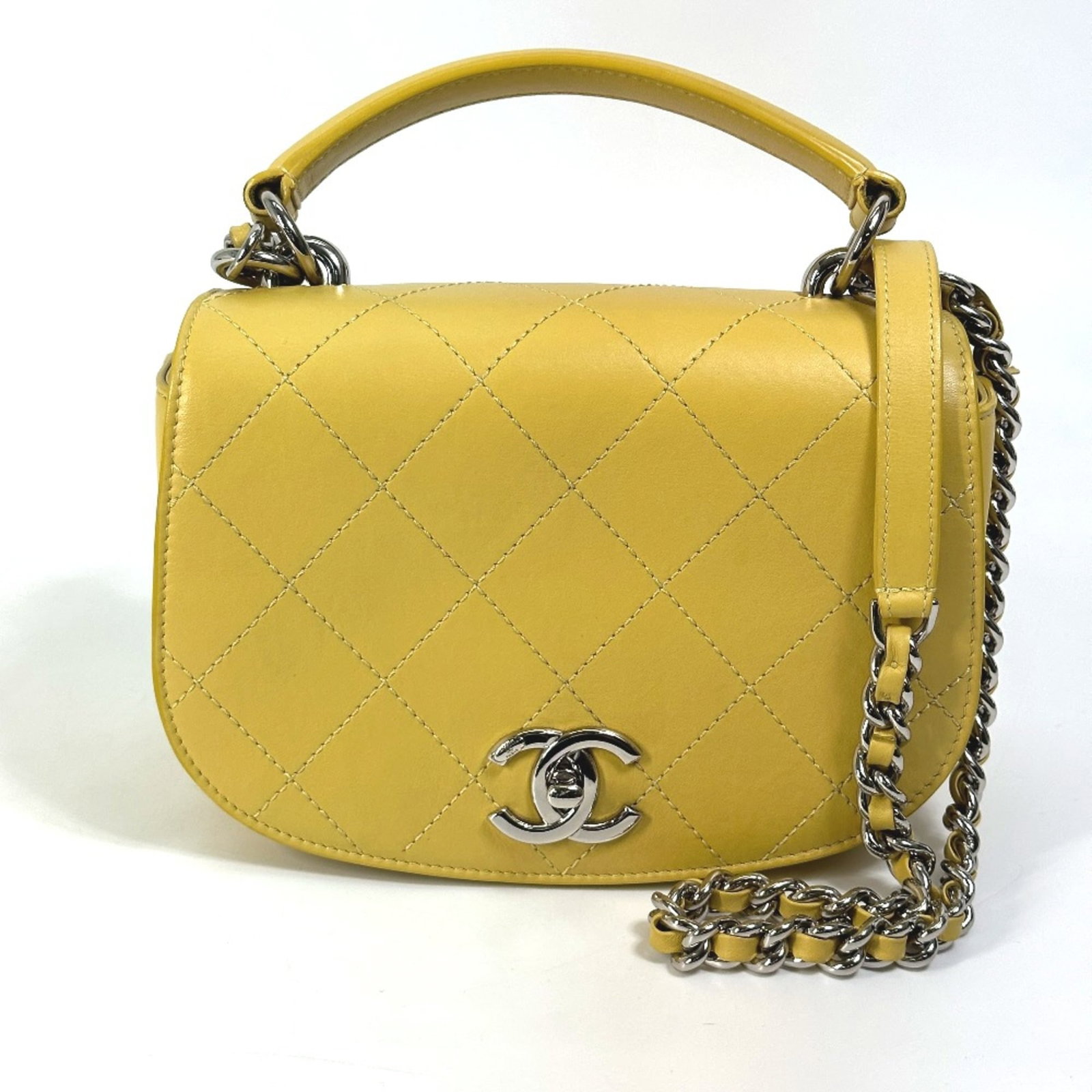 Shoulder Bag Leather Chanel: Shoulder Bag Leather Chanel Yellow Leather Chanel Shoulder Bag. This shoulder bag features genuine yellow leather, measuring 18cm x 14.5cm x 7cm in width, height, and depth, with a longest shoulder