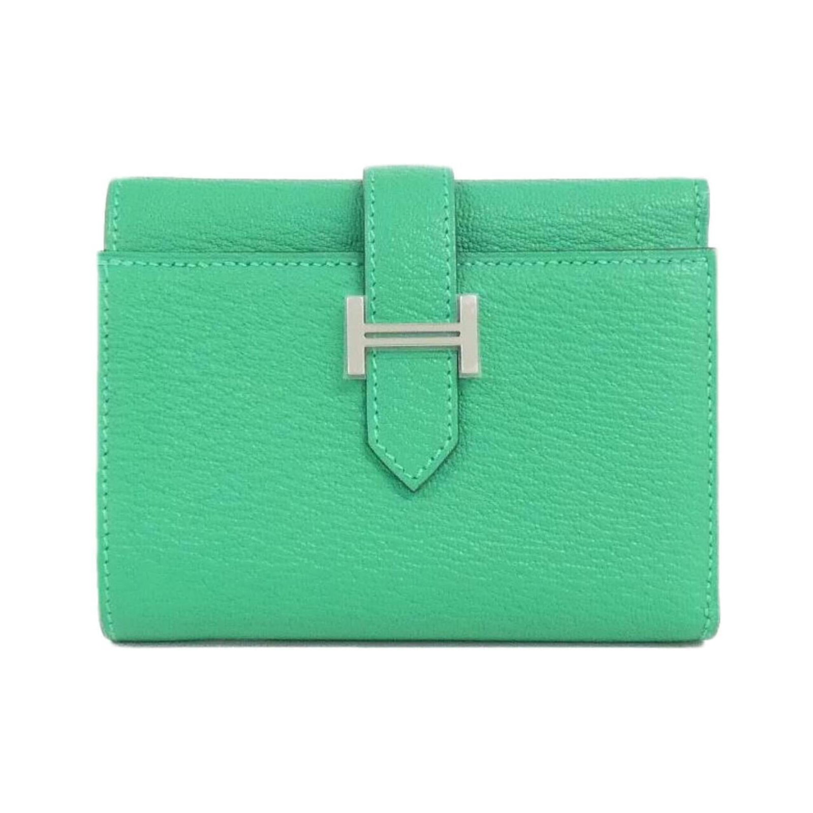 Chevre Leather Tri Fold Wallet Hermes: Chevre Leather Tri Fold Wallet Hermes Chevre leather tri-fold wallet from Hermes, featuring a unique and stylish design. Made with high-quality chevre leather in a vibrant green color, this wallet boa