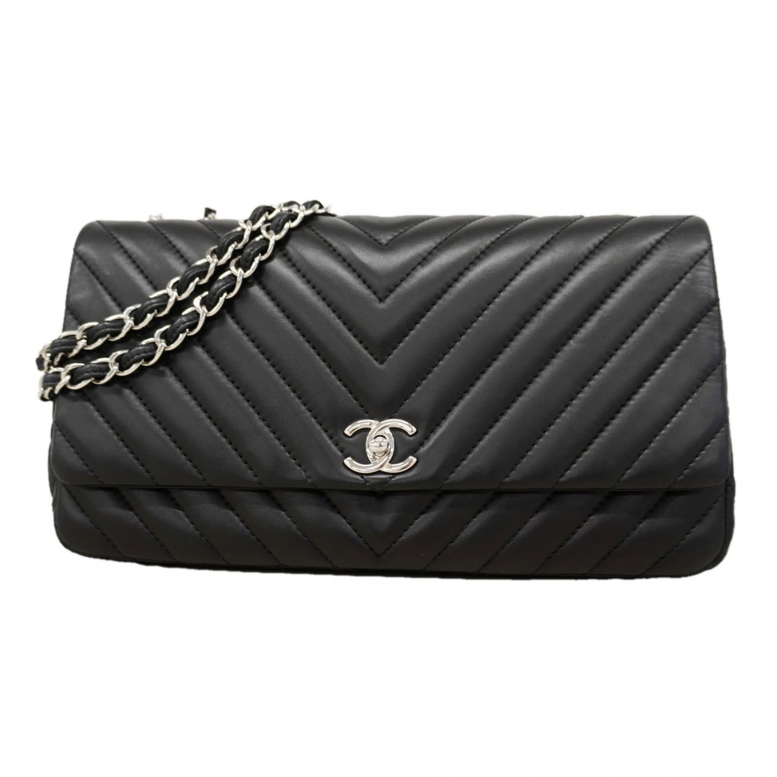 Shoulder Bag Leather Chanel: Shoulder Bag Leather Chanel Black leather shoulder bag from Chanel, featuring lambskin material and silver hardware. Measuring 17cm x 32cm x 9cm, it has a sleek design that fits perfectly in the hand.