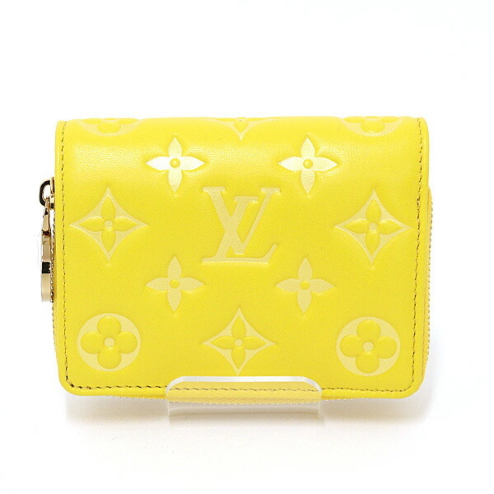 Monogram Empreinte Bi Fold Louis Vuitton: Monogram Empreinte Bi Fold Louis Vuitton Monogram Empreinte bi-fold wallet from Louis Vuitton, featuring the iconic yellow Monogram Empreinte pattern. This stylish and functional wallet measures 9cm x