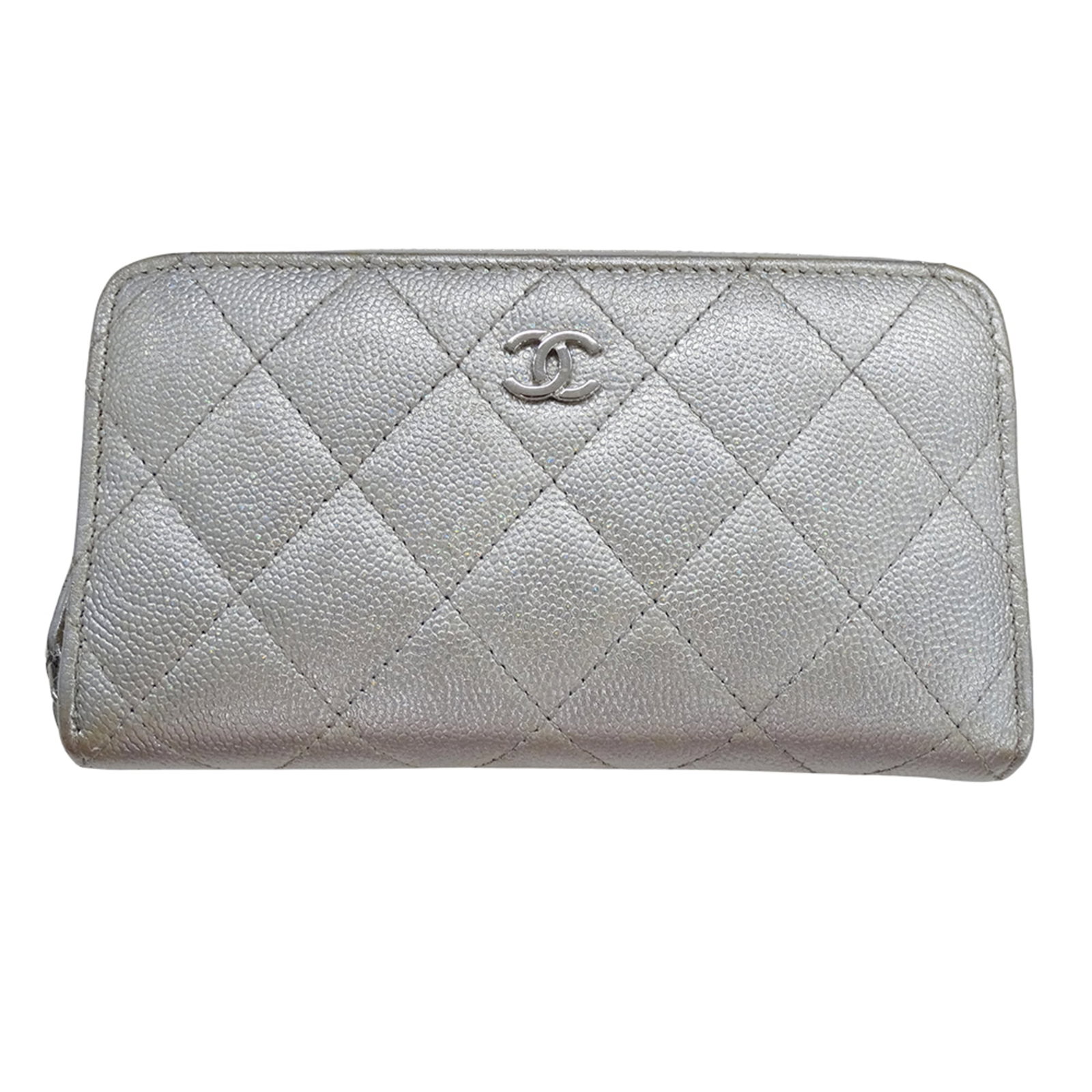 Calfskin Grained Chanel Chain Wallet Shoulder: Calfskin Grained Chanel Chain Wallet Shoulder Calfskin Grained Chanel Chain Wallet Shoulder features a sleek silver chain design, made from high-quality grained calfskin material. The wallet's
