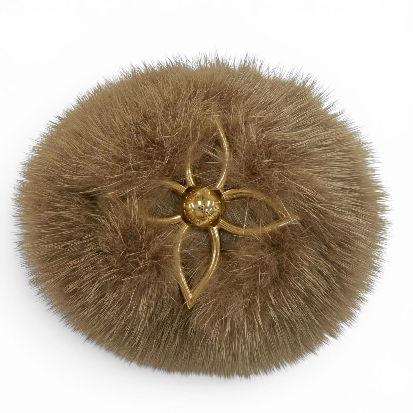 Fur Keyring Louis Vuitton: Fur Keyring Louis Vuitton Mink fur and leather combine in a luxurious Louis Vuitton keyring, crafted from high-quality materials. The brown color adds a touch of sophistication to this elegant accesso