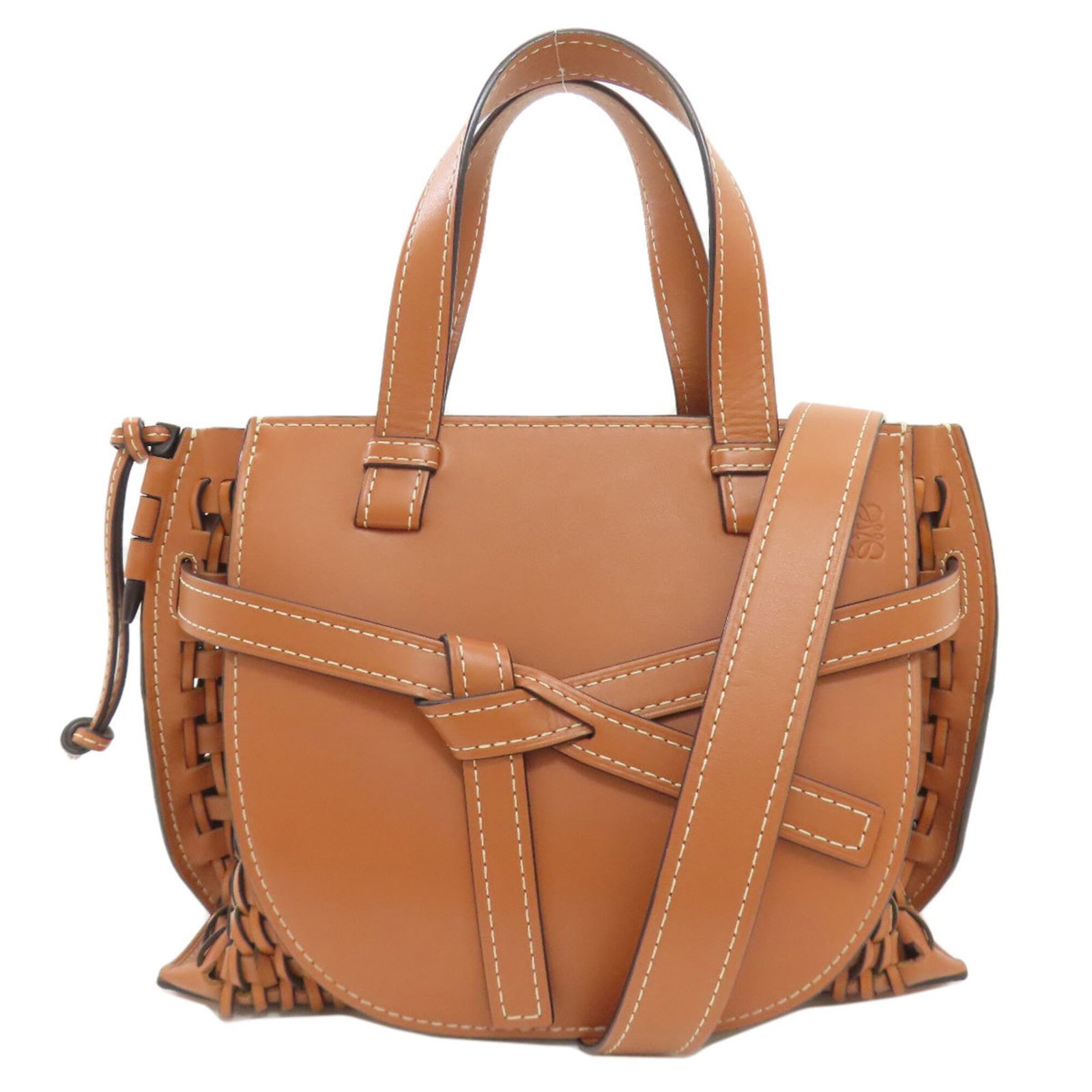 Loewe Tote Bag Leather: Loewe Tote Bag Leather This Loewe tote bag features high-quality leather made from calfskin, with a classic brown color and precise dimensions. The sturdy design measures 22cm x 30cm x 12cm, making it