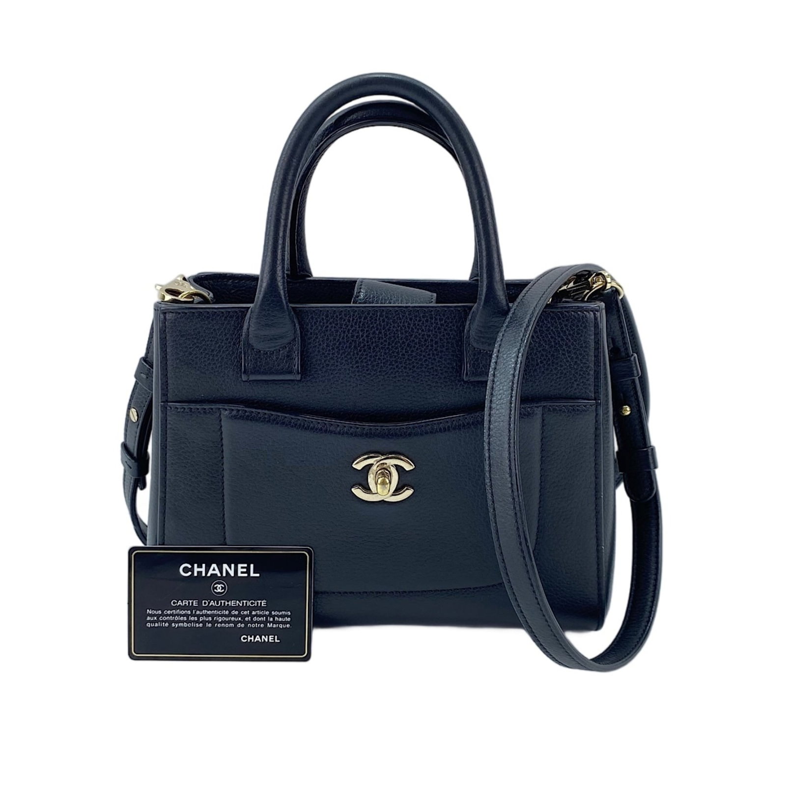 Handbag Chanel: Handbag Chanel The Chanel handbag boasts sleek, modern lines in its black finish. Measuring 17cm x 22cm x 10cm, it provides a compact and stylish storage solution. Its classic design makes it an