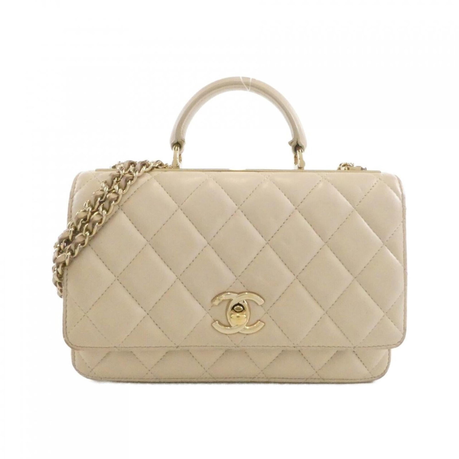 Chain Shoulder Wallet of Leather: Chain Shoulder Wallet of Leather Chain shoulder wallet made from genuine lamb leather, featuring a classic design with a chain strap. The beige color adds a touch of elegance to this timeless piece. M