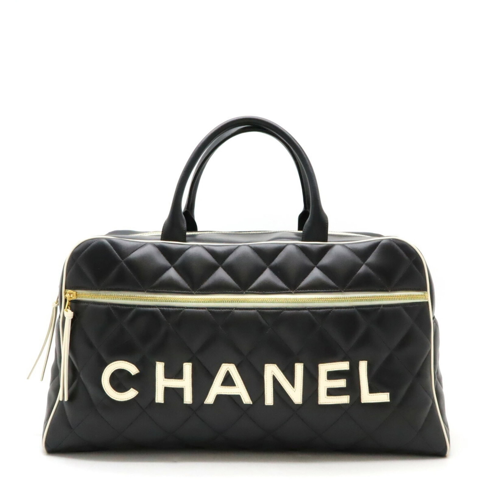 Boston bag leather: Boston bag leather Boston bag leather, made from high-quality black and white leather, measures 26cm x 47cm x 14.5cm in size. This stylish handbag features a classic design with clean lines and a time
