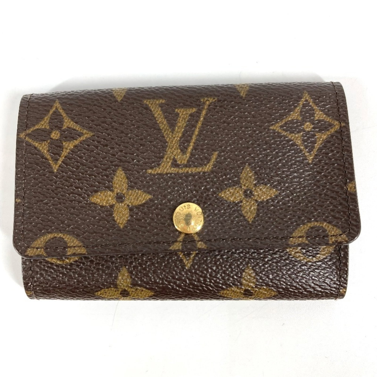 Keycase Monogram Louis Vuitton: Keycase Monogram Louis Vuitton Monogrammed with iconic Louis Vuitton design, this brown keycase boasts a classic look and timeless style. Made from high-quality monogram material, it features six spac