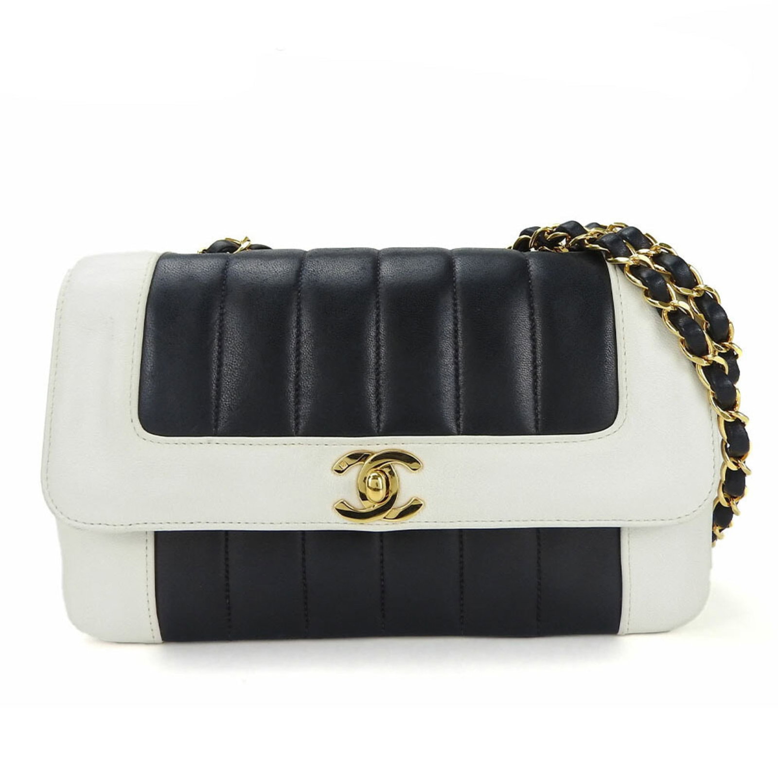 Shoulder Bag Leather Chanel: Shoulder Bag Leather Chanel Navy and white lambskin leather shoulder bag from Chanel, measuring 13cm x 22.5cm x 7cm. This stylish accessory comes with a guarantee card for added peace of mind. A class