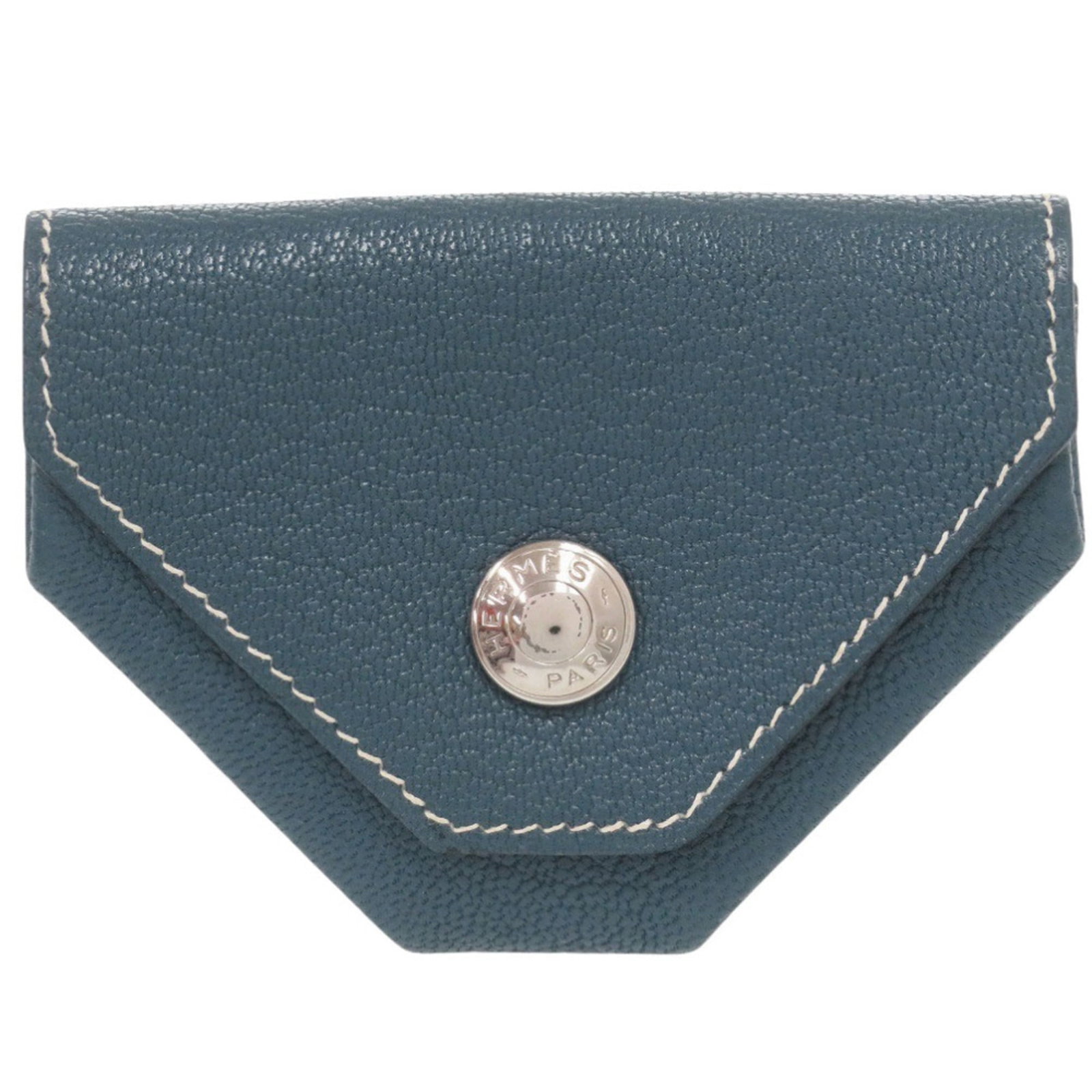 Chevre leather purse coin case Hermes: Chevre leather purse coin case Hermes Chevre leather purse coin case from Hermes, crafted in France with a blue hue and measuring 6.5cm x 9cm. Bearer of the iconic brand's signature style, this small 