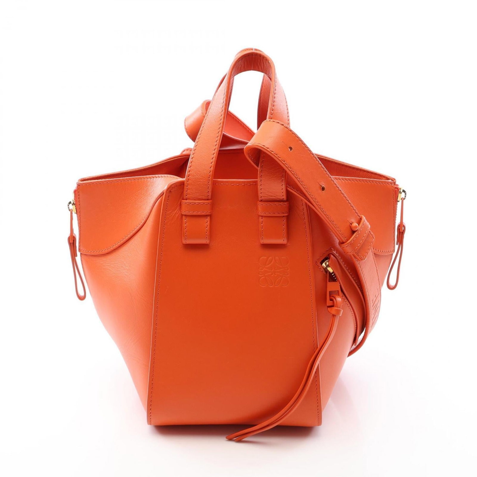 Handbag Leather from Loewe: Handbag Leather from Loewe Beautifully crafted from rich, vibrant orange leather, this stunning Loewe handbag boasts sleek lines and a compact size. Measuring just 20cm x 14cm x 18cm, it's the perfect