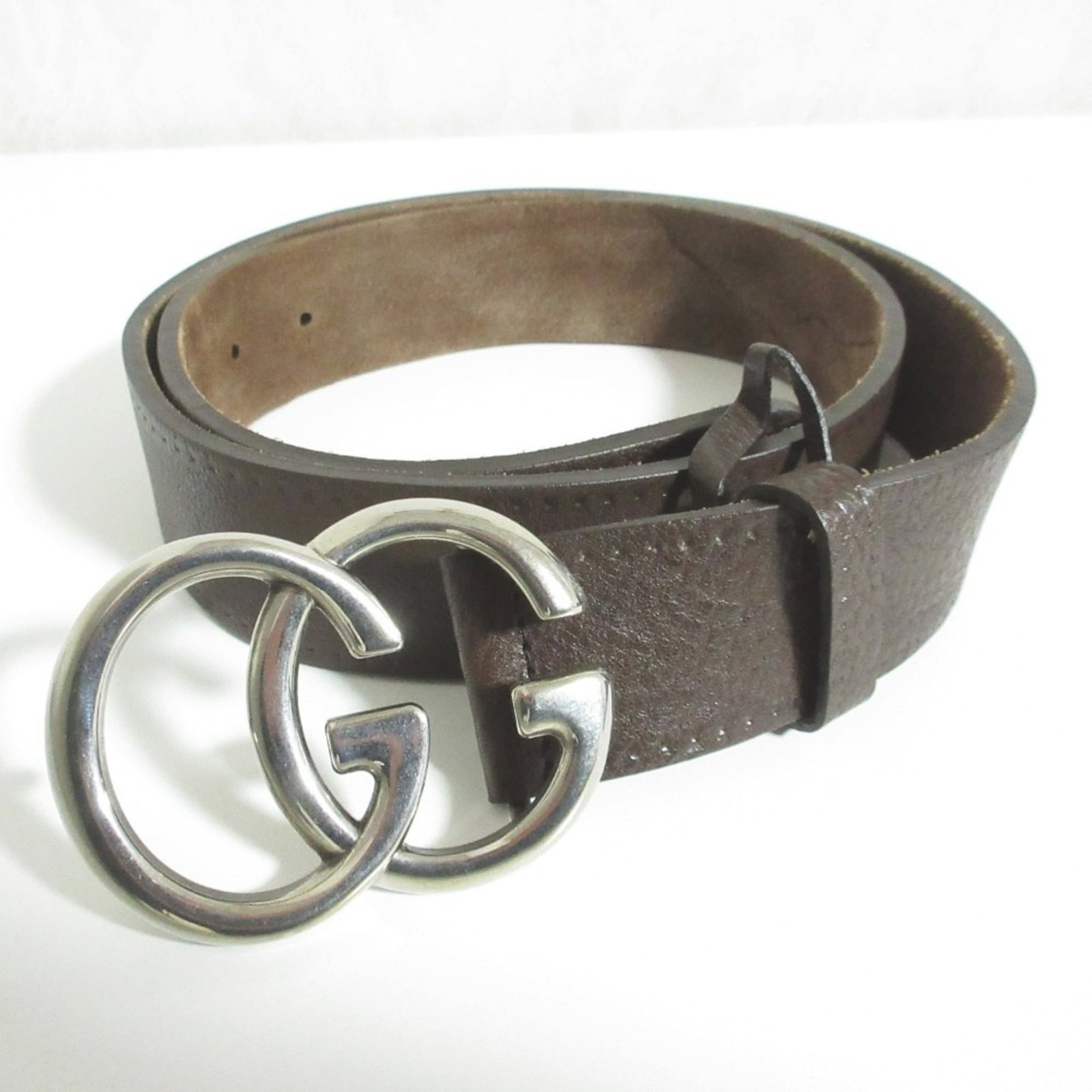 Standard Belt Gucci: Standard Belt Gucci Standard Gucci Belt in Brown Leather. Made from high-quality leather, this belt measures 91-101cm and features the iconic Gucci brand. A classic accessory for everyday wear. Item S