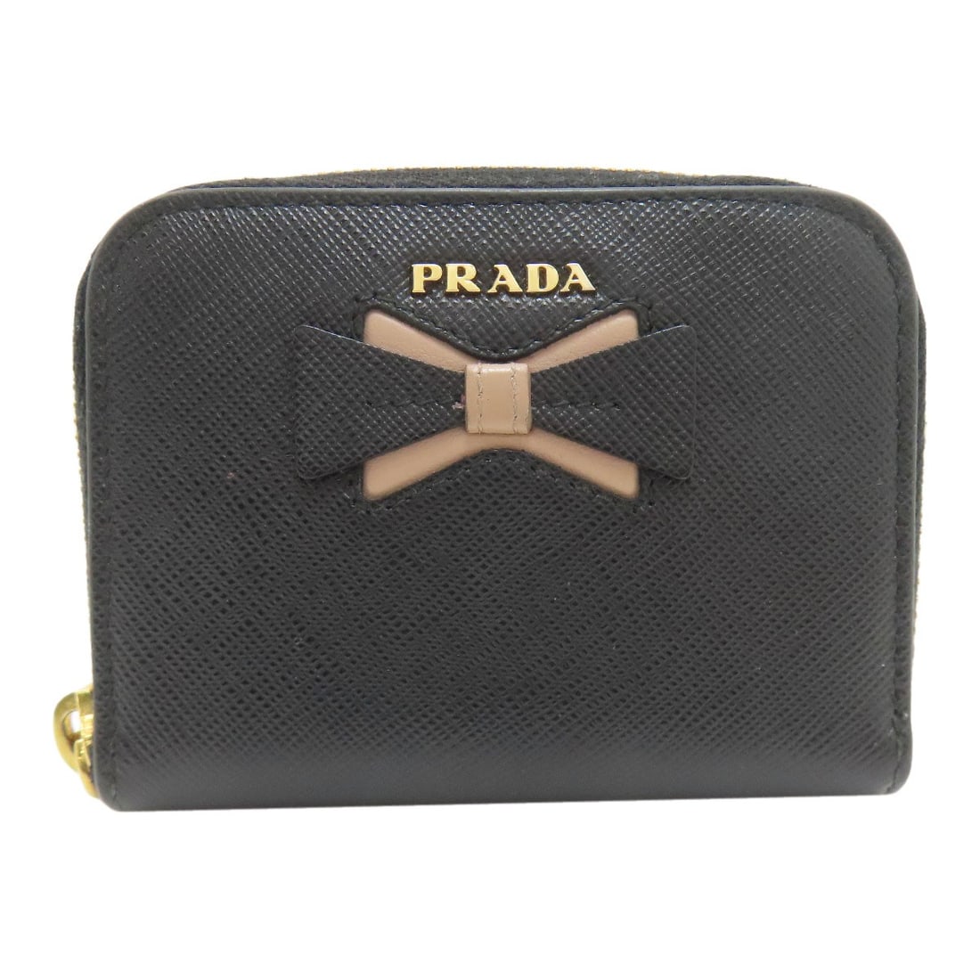Motif Ribbon Purse Coin Safiano: Motif Ribbon Purse Coin Safiano Safiano material gives the Motif Ribbon Purse Coin a sleek, sophisticated look. The black exterior color provides a versatile backdrop for everyday use. A coin purse st