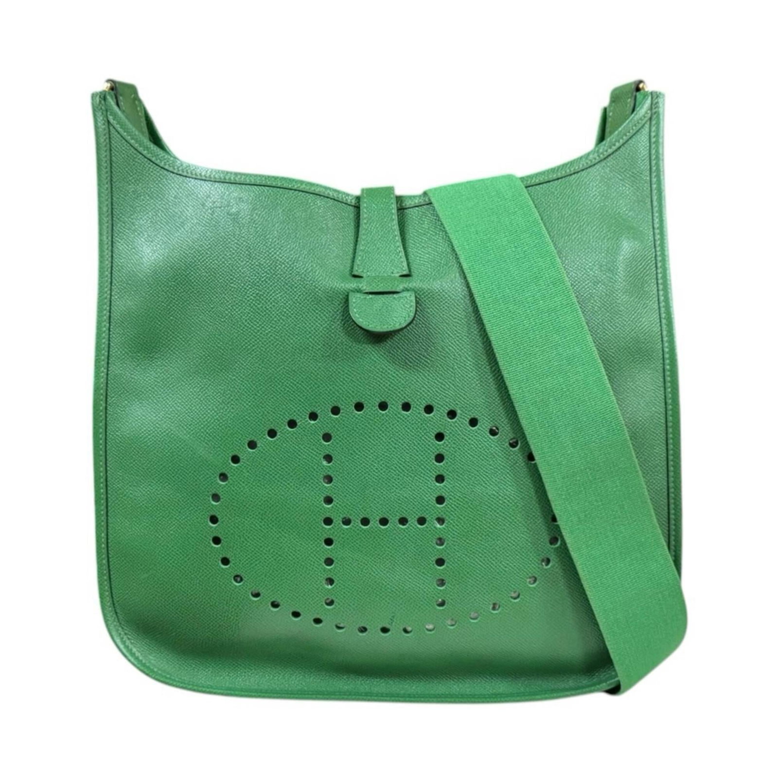 Hermes Shoulder Bag Courchevel Leather: Hermes Shoulder Bag Courchevel Leather Courchevel leather craftsmanship meets timeless elegance in this iconic Hermes shoulder bag, featuring a vibrant green hue and precise dimensions. Constructed fr