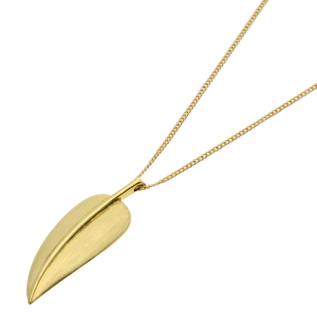 Tiffany & Co K18 Yellow Gold Leaf Necklace: Tiffany & Co K18 Yellow Gold Leaf Necklace K18 Yellow Gold Leaf Necklace from Tiffany & Co. boasts exceptional craftsmanship, featuring 17.9 inches of intricate K18 yellow gold leaf design. This stunn