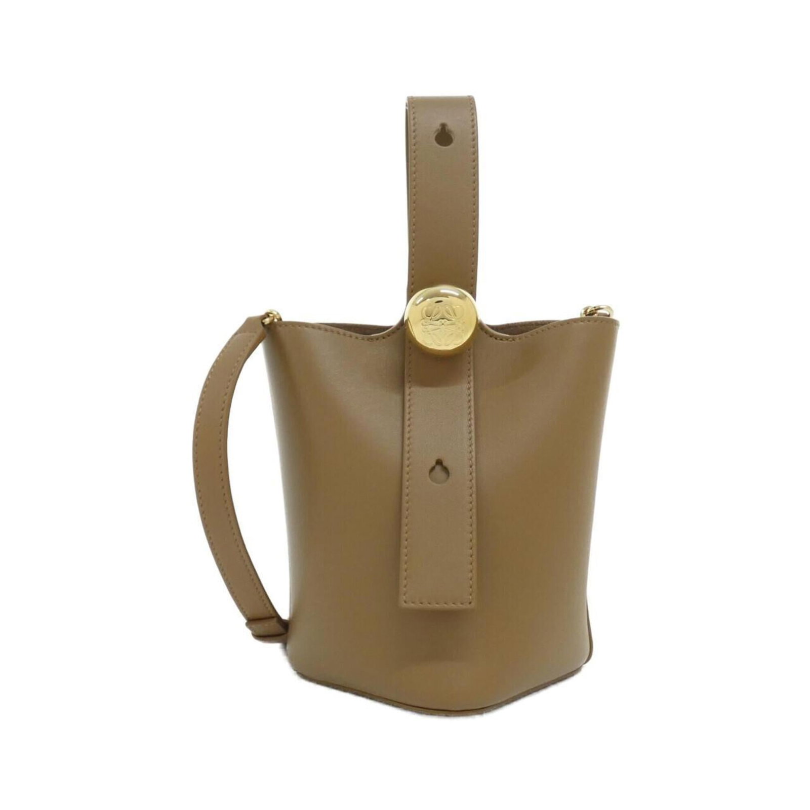 Handbag Leather from Loewe: Handbag Leather from Loewe Handbag from renowned Spanish luxury brand Loewe, crafted from high-quality calfskin leather. Measuring 19cm x 16cm x 15cm, it features a sturdy handle and adjustable strap 