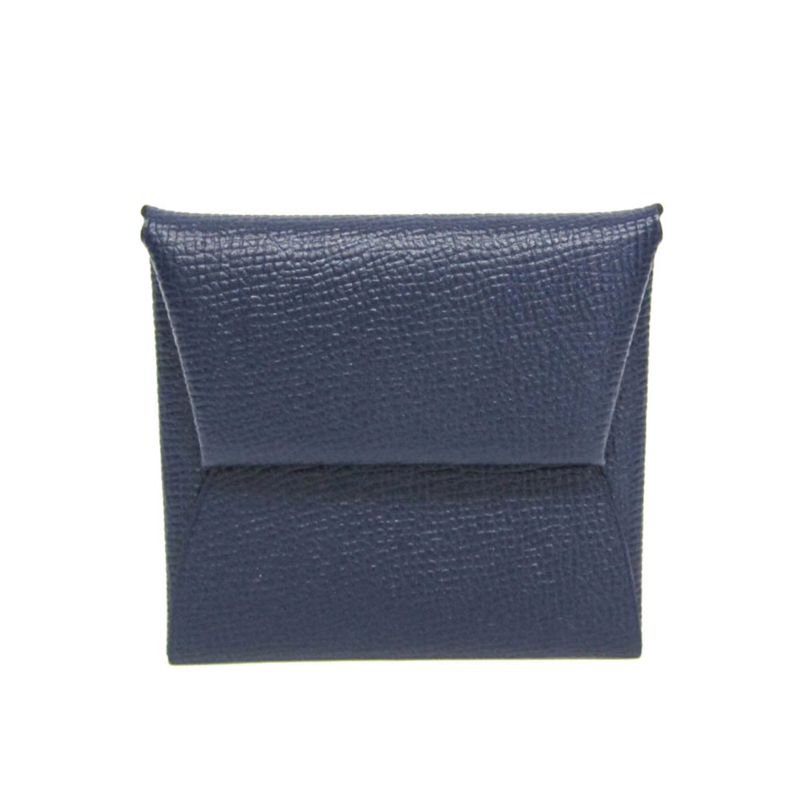 Chevre leather purse coin case Hermes: Chevre leather purse coin case Hermes The Hermes Chevre leather purse coin case boasts its signature navy color and snap fastener closure, while the chevre leather material provides a unique texture. 