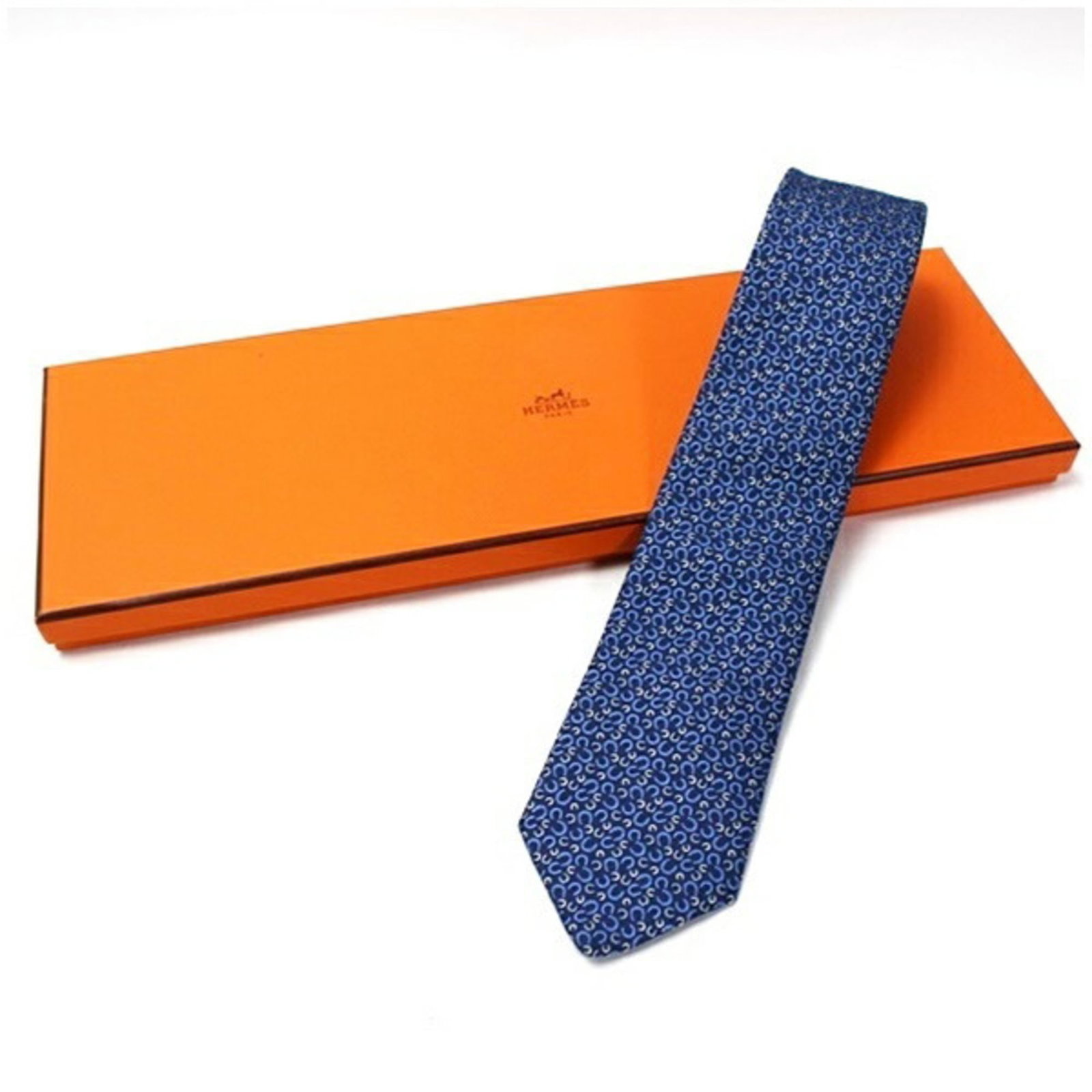 Silk Cravat Hermes: Silk Cravat Hermes Silk Cravat in Blue and Navy, measuring 7cm / 2.75'' in width, made from high-quality silk material. This cravat bears a signature and is a type of accessory produced by the renowne