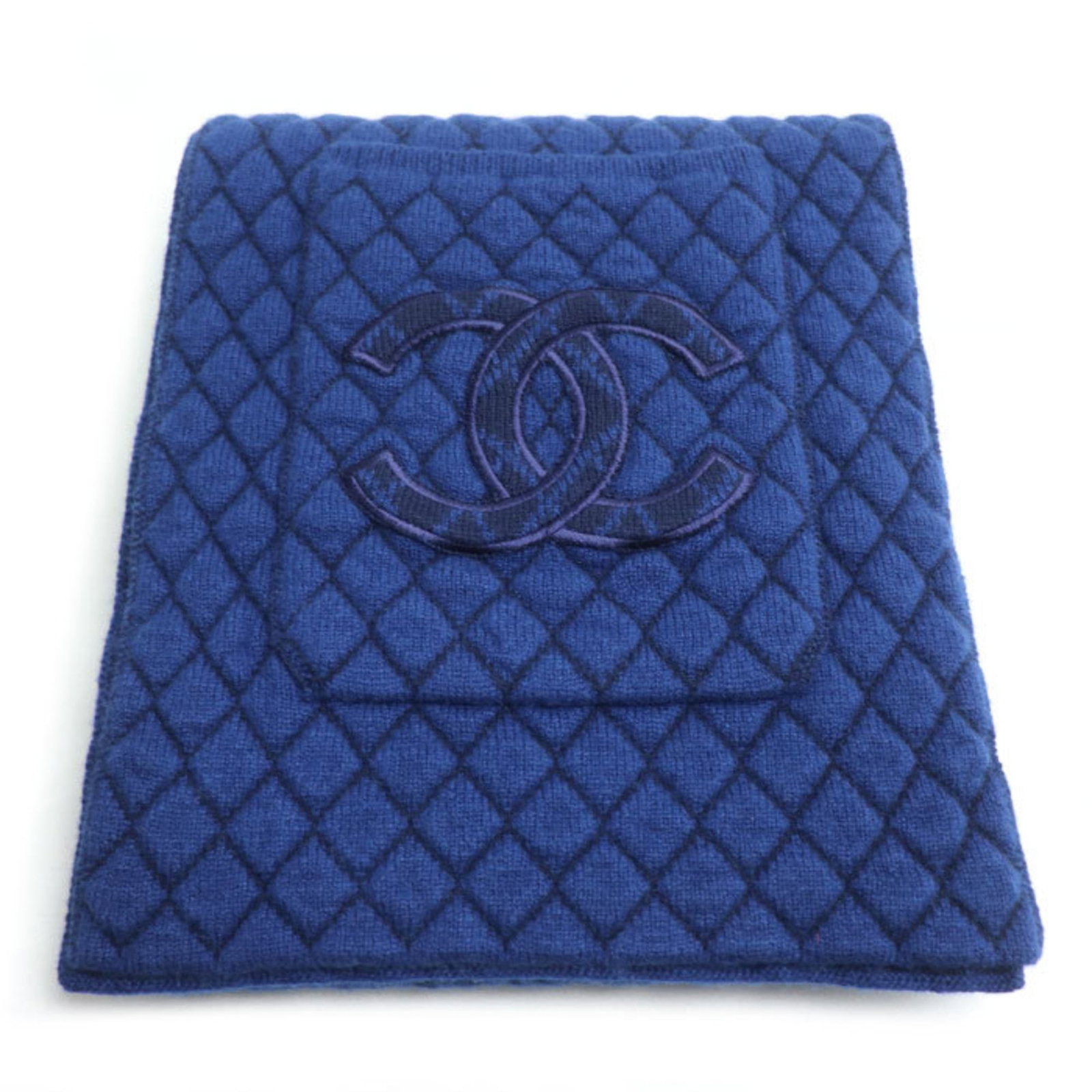 Chanel stole cashmere polyester: Chanel stole cashmere polyester This Chanel stole measures 2.7m x 30cm, combining cashmere and polyester materials in its construction. The item's blue color and French country of origin add to its di