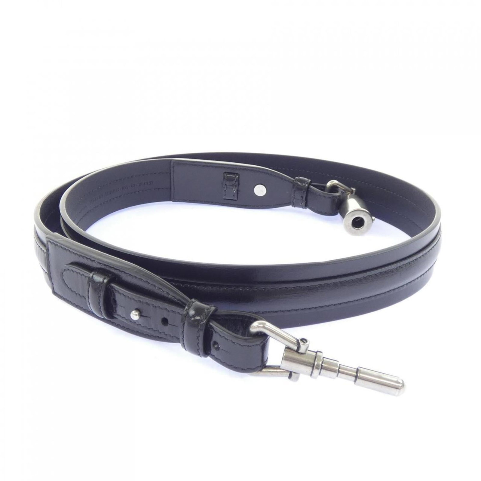 Standard Belt Gucci: Standard Belt Gucci The Gucci standard belt is a sleek and classic accessory, boasting a timeless black color that complements any outfit. Measuring 102cm-105cm in length, it features a slim width of 